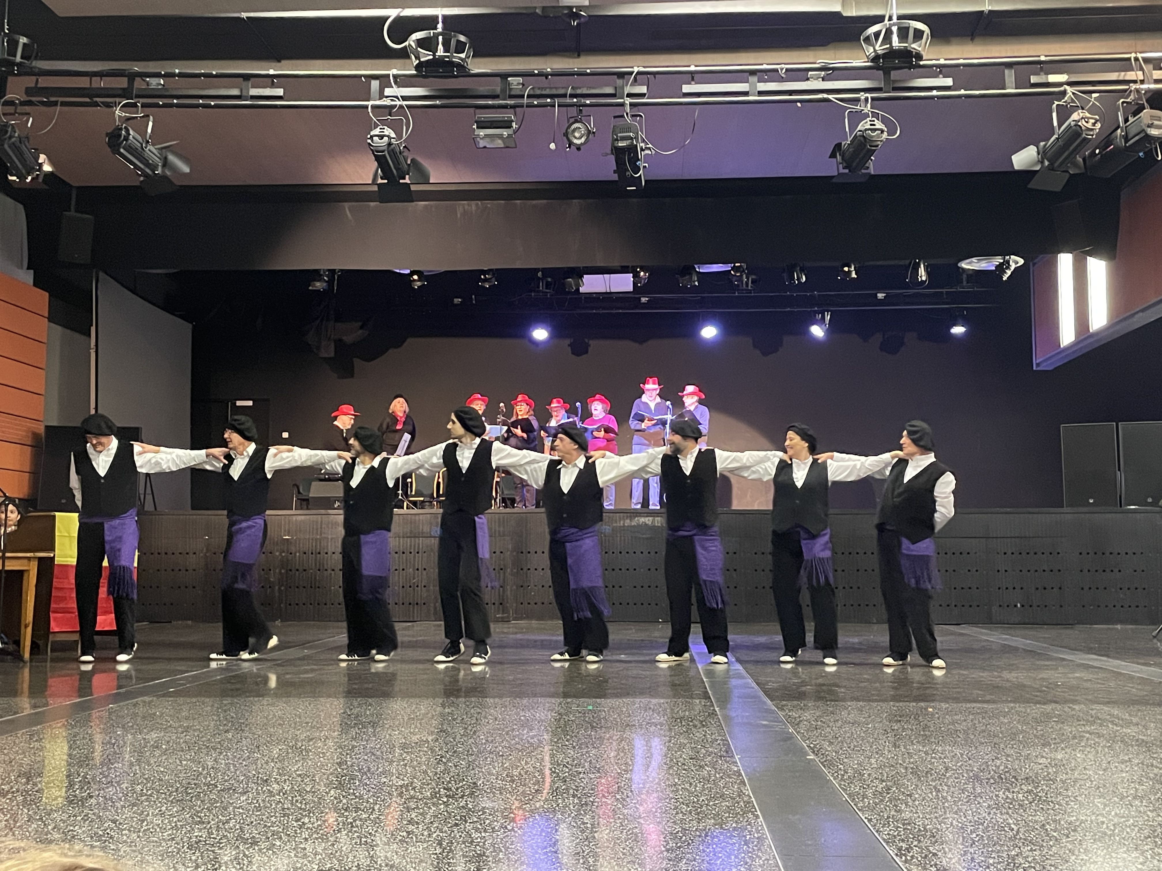 L'esbart representant el Ball de la Justícia. L'esbart representant el Ball de la Justícia.