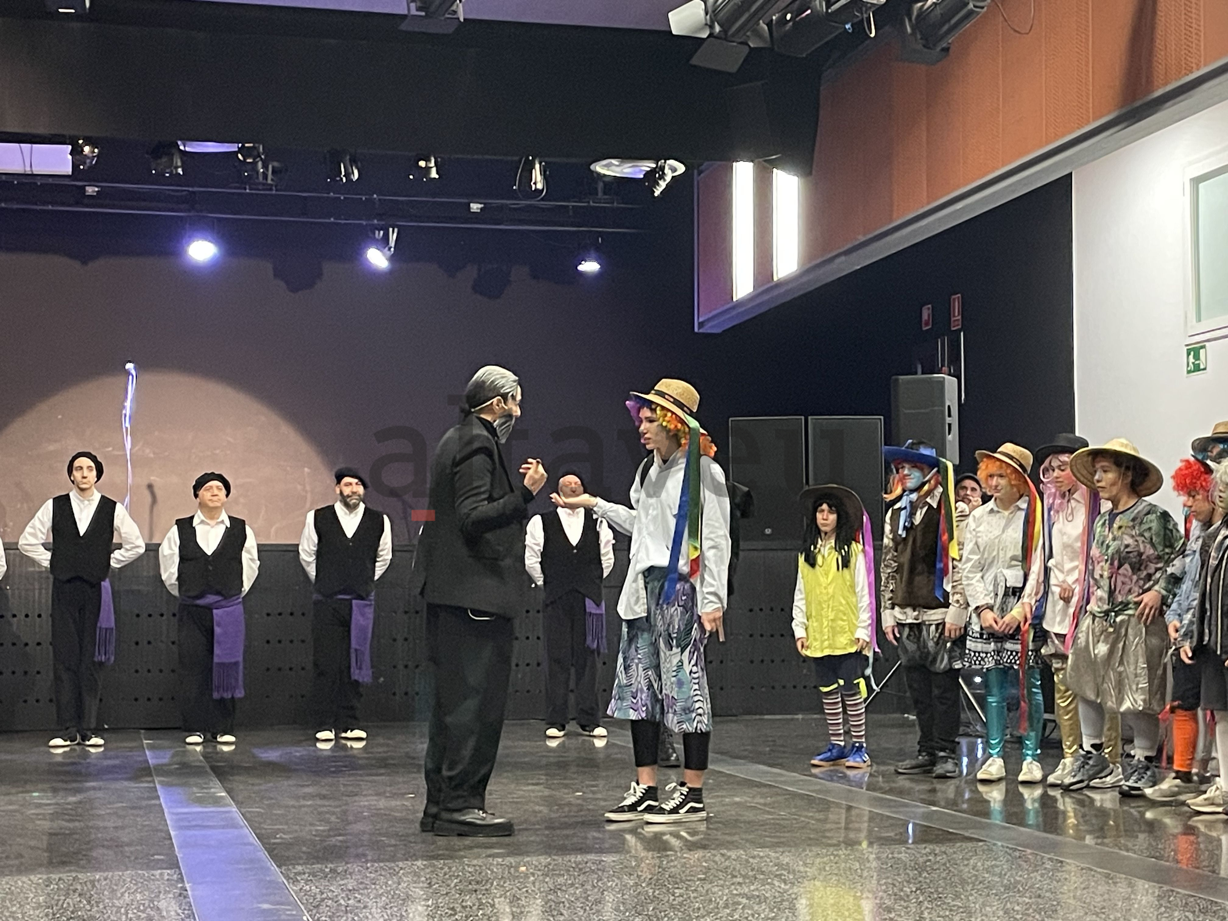 Miguel Bosé parlant amb una contrabandista. Miguel Bosé parlant amb una contrabandista.