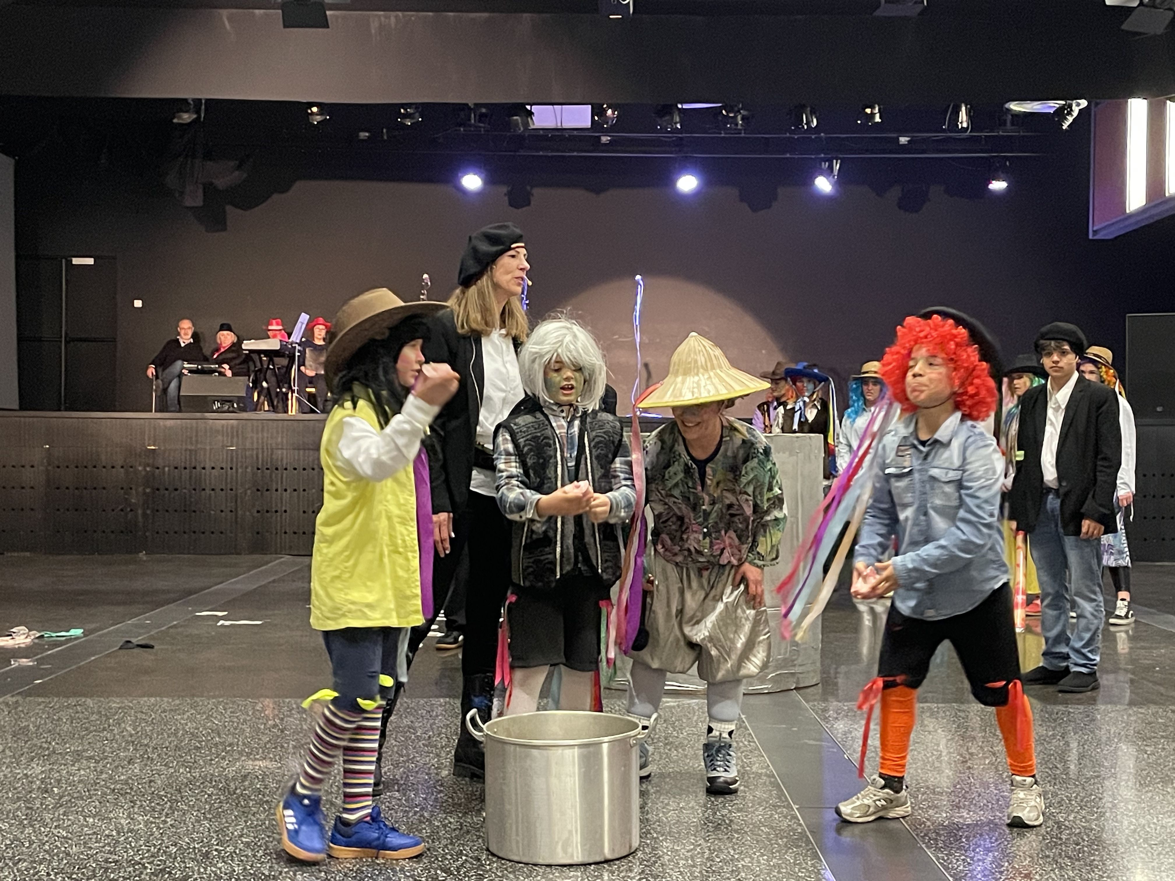 Els contrabandistes treient els ingredients del brou. Els contrabandistes treient els ingredients del brou.