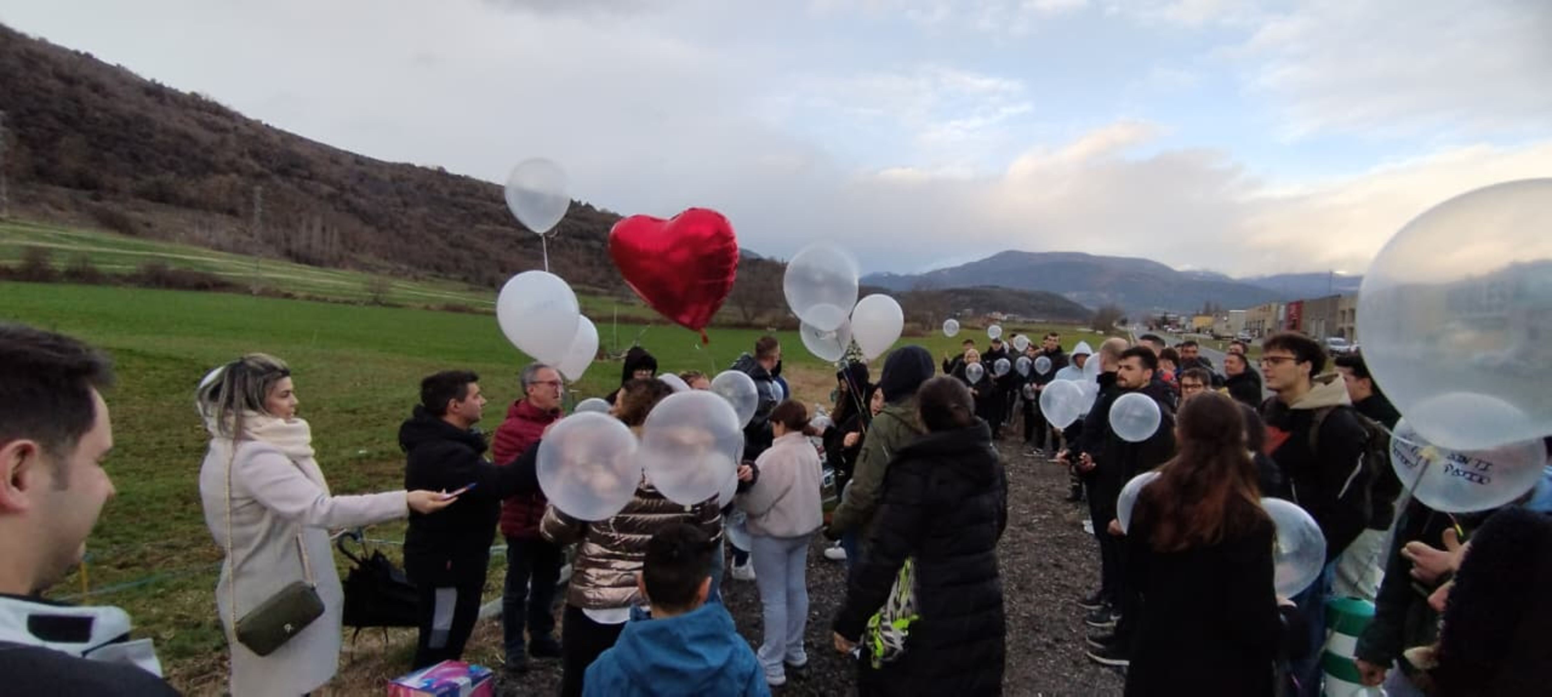 S'han fet enlairar globus des del punt exacte on va caure el jove motorista.