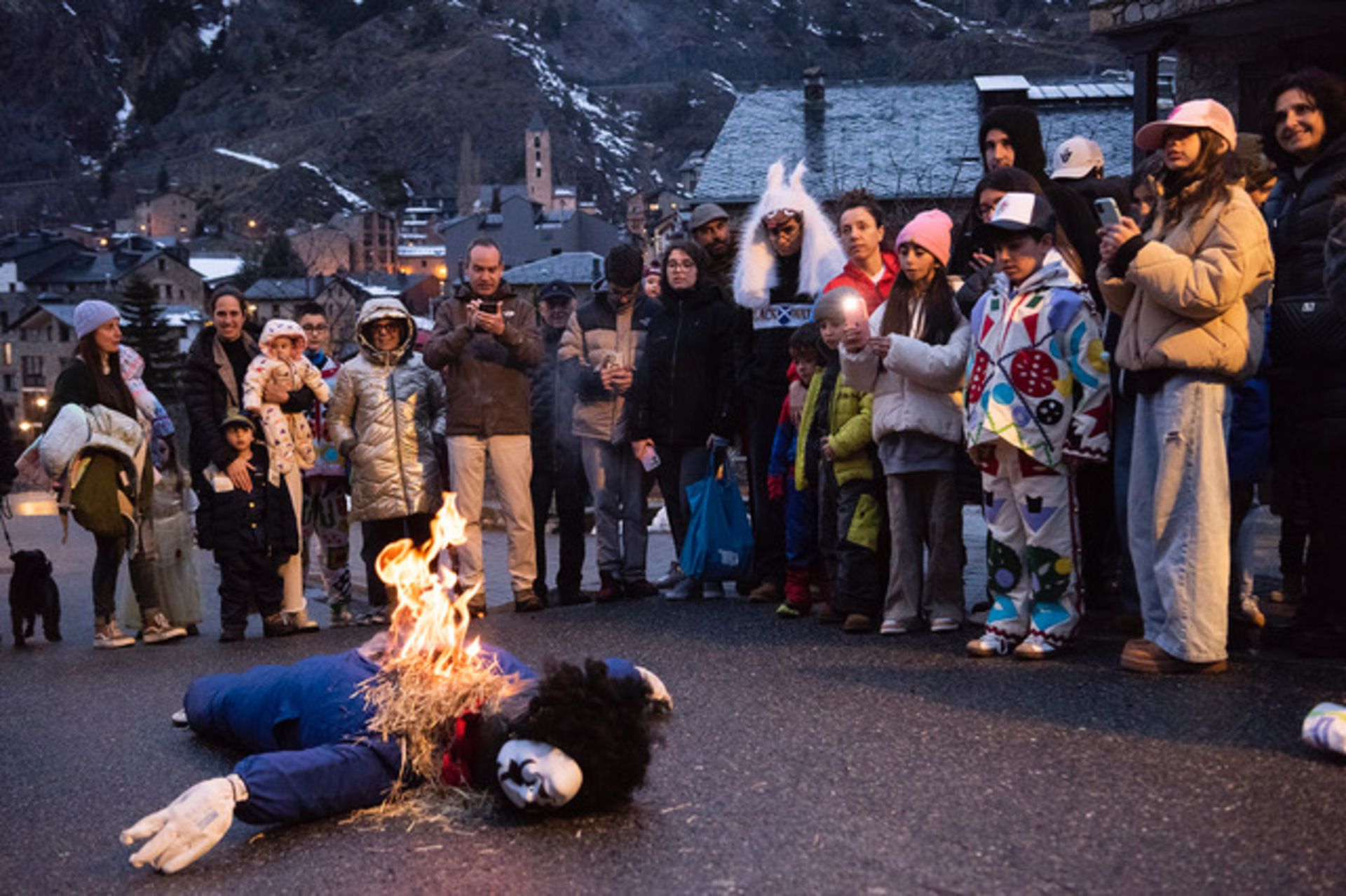 Canillo acomiada el Carnaval amb el judici i crema del Carnestoltes i una botifarrada.