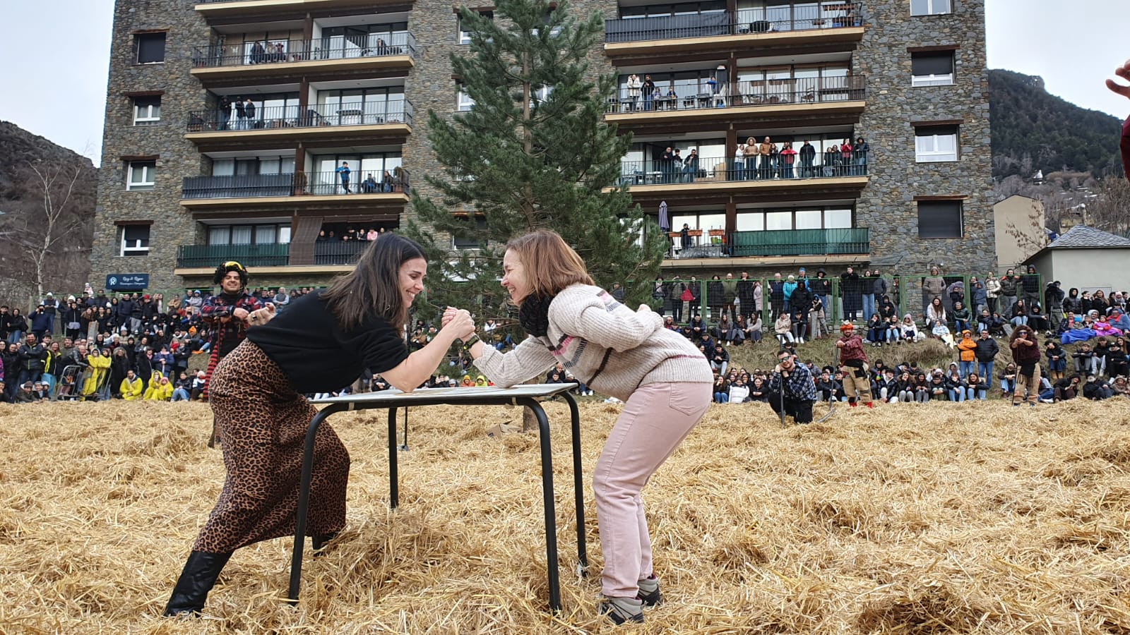 Laura Mas i Marta Pujol desafiant-se en un pols. Laura Mas i Marta Pujol desafiant-se en un pols.
