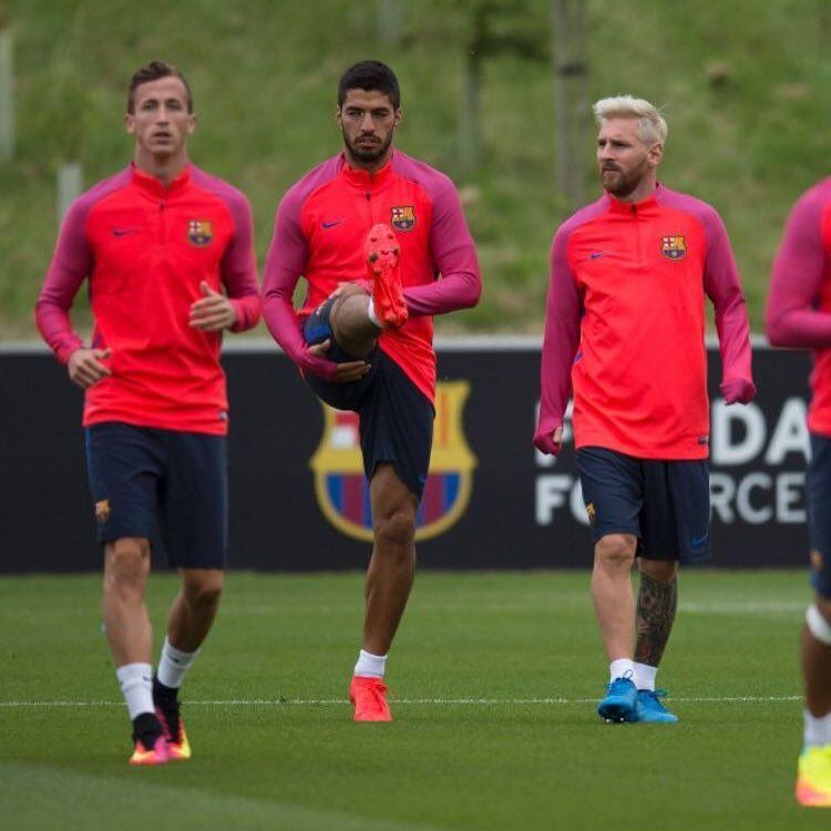 Cámara, en un entrenament del Barça juntament amb Suárez i Messi.