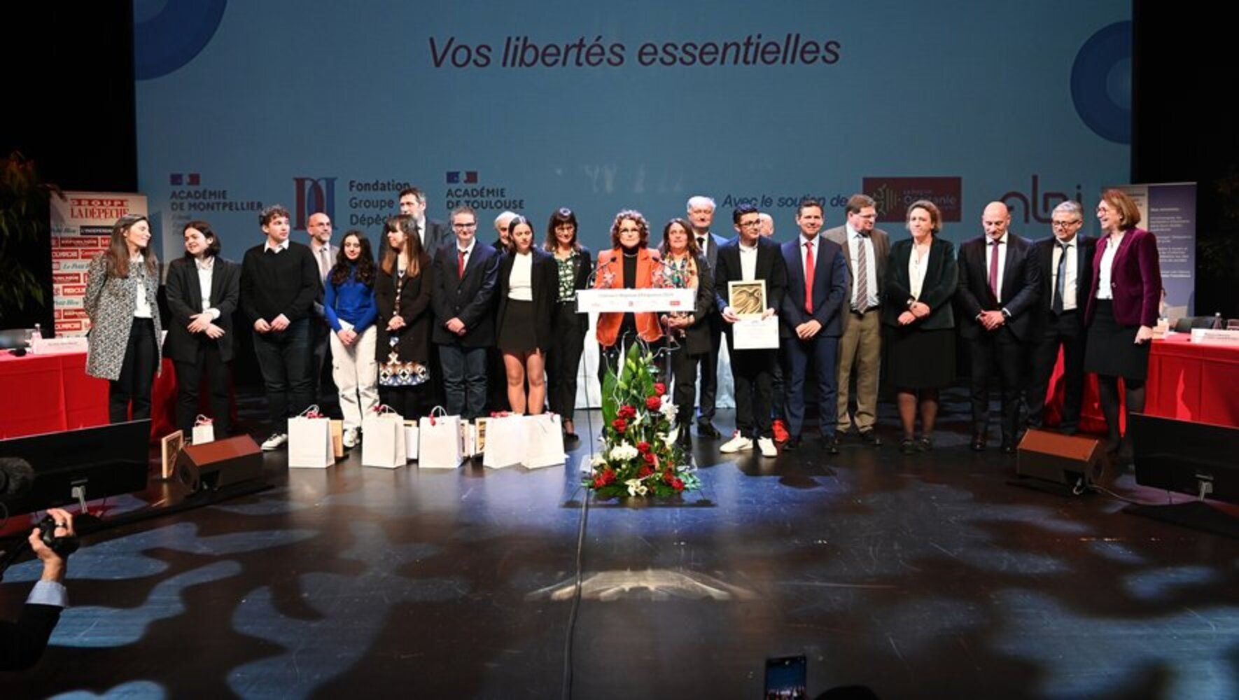 A l'esquerra, Laetitia Picart (amb jersei blau) a la final de l'any 2025, a Albi.