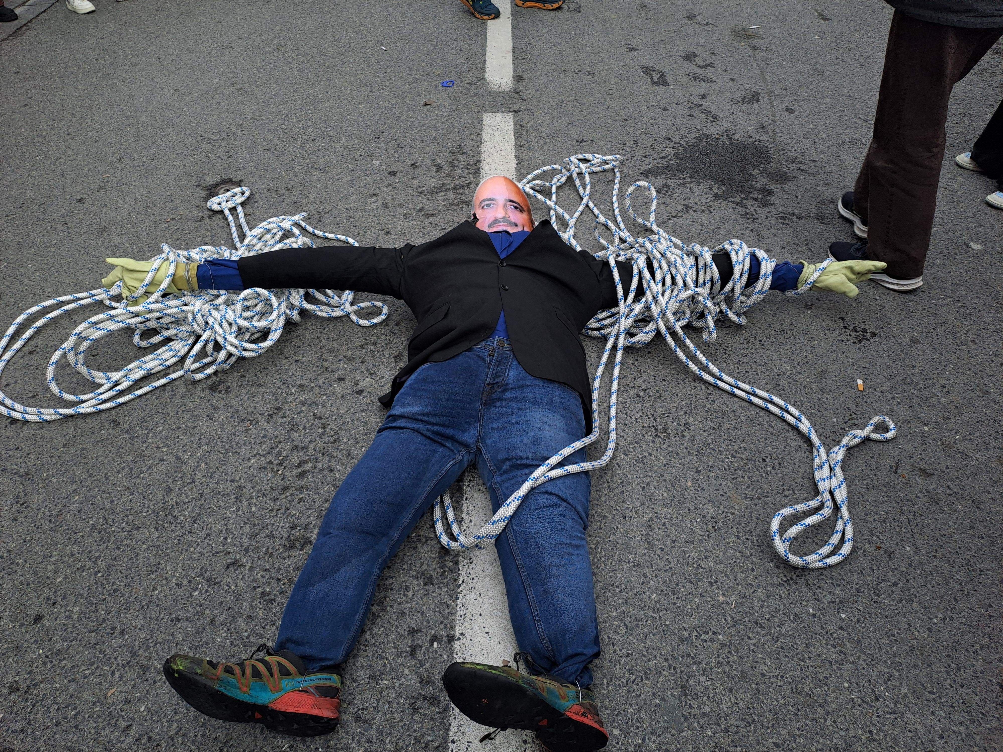 El ninot de Xavi Fernández, cònsol menor, a punt de ser alçat. El ninot de Xavi Fernández, cònsol menor, a punt de ser alçat.