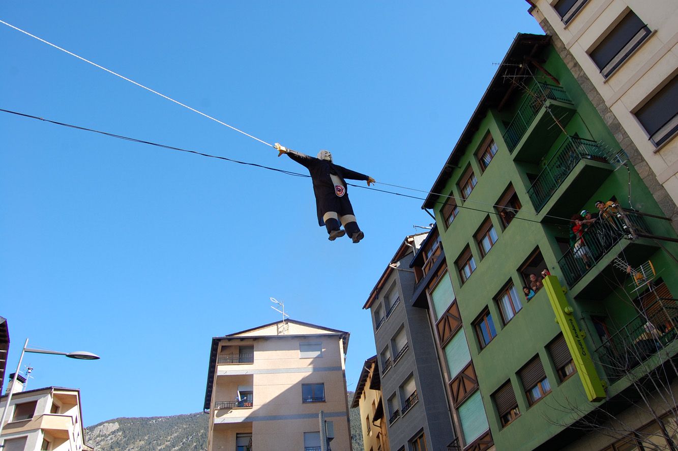 El ninot de Miquel Alís va ser rebut amb crits de cacic i dictador. El ninot de Miquel Alís va ser rebut amb crits de cacic i dictador.