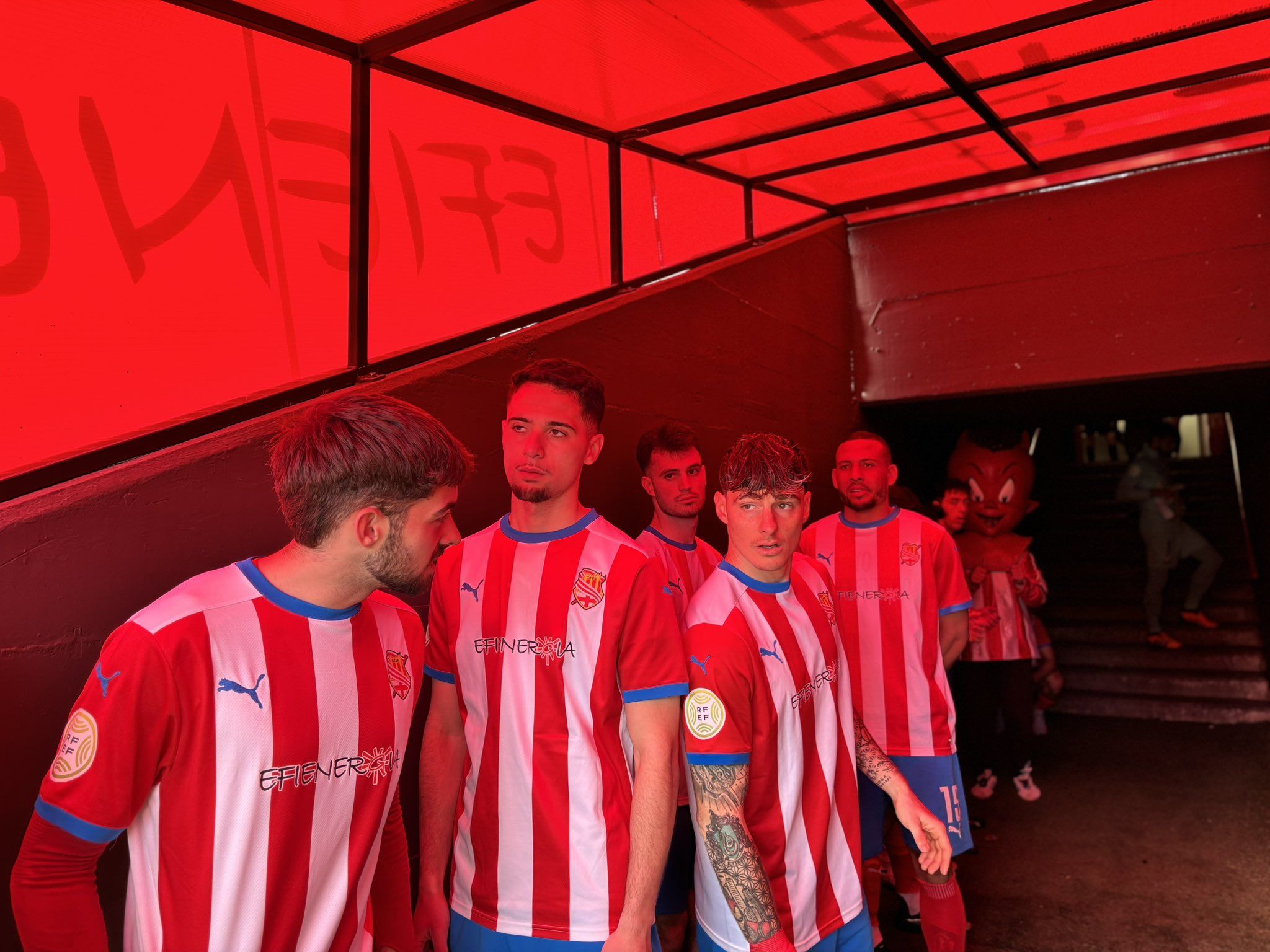 Els jugadors del primer equip del Manresa a punt de saltar al terreny de joc. Els jugadors del primer equip del Manresa a punt de saltar al terreny de joc.