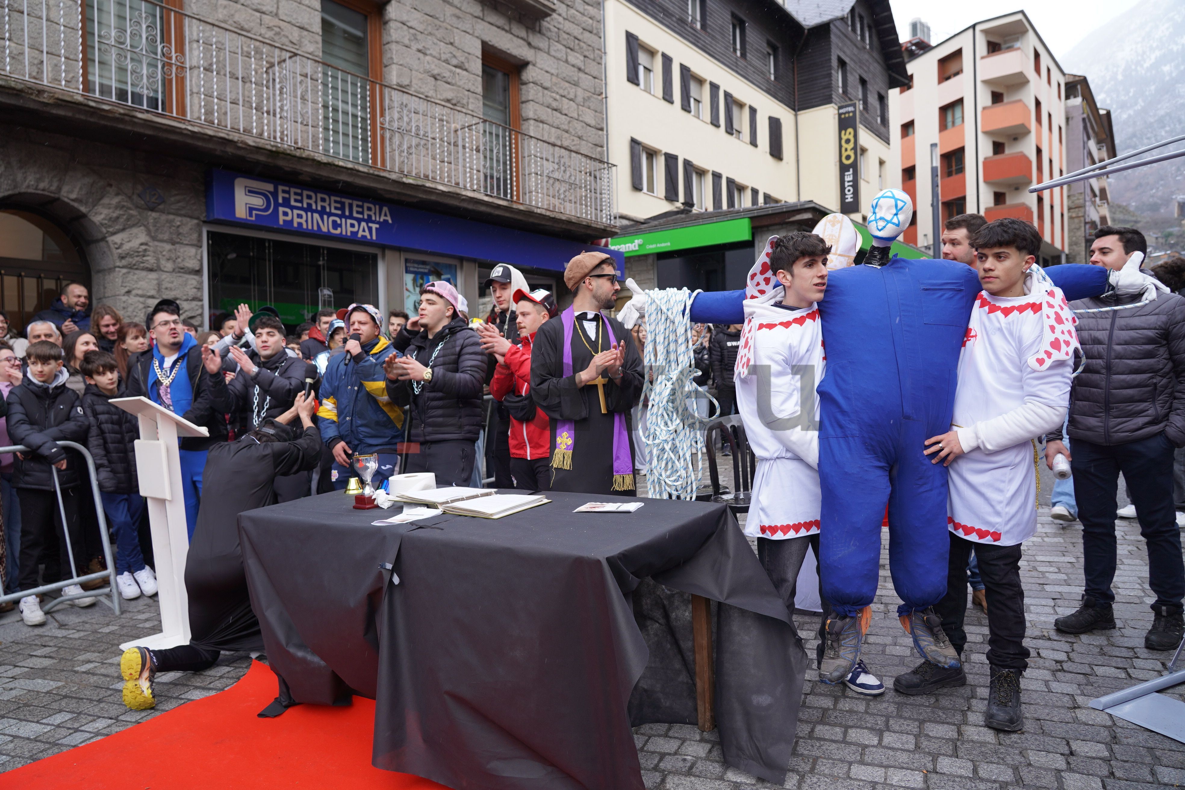 Els moments previs a la penjada del polèmic Carnestoltes. Els moments previs a la penjada del polèmic Carnestoltes.