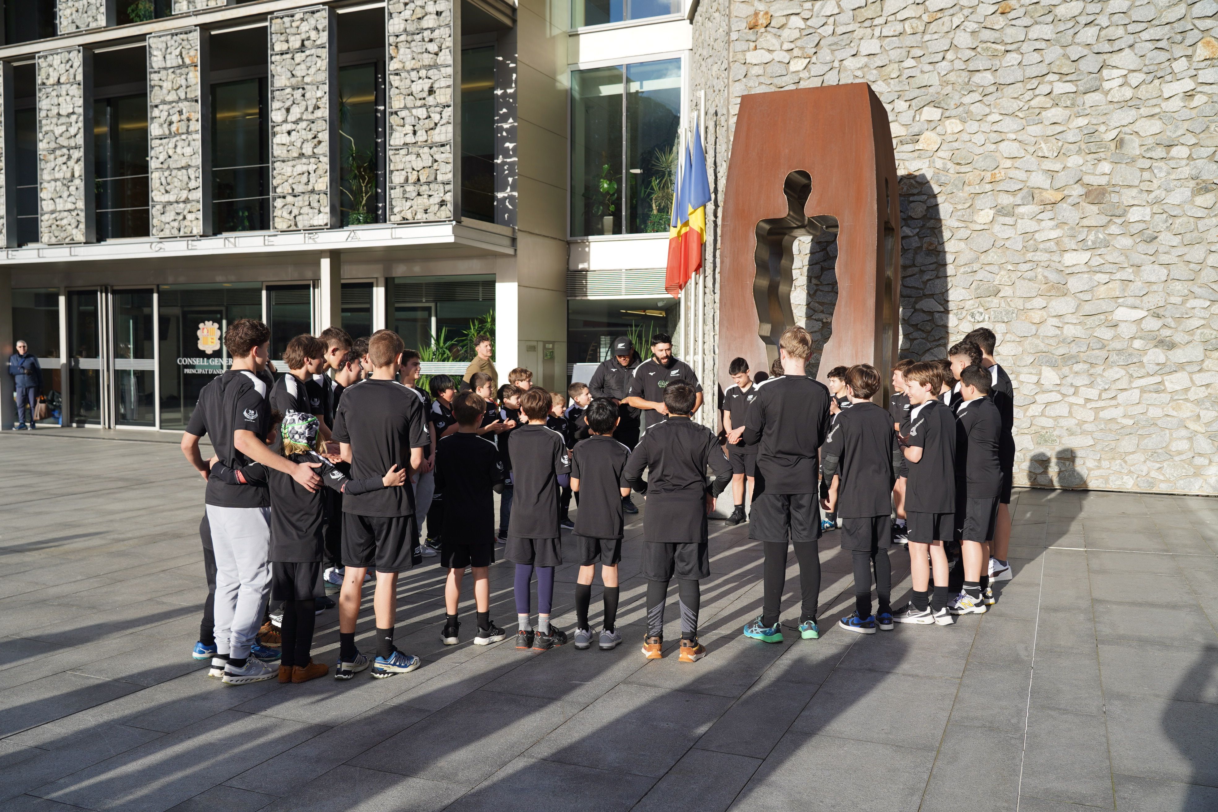 El grup de joves i formadors es prepara a la plaça del Consell General.