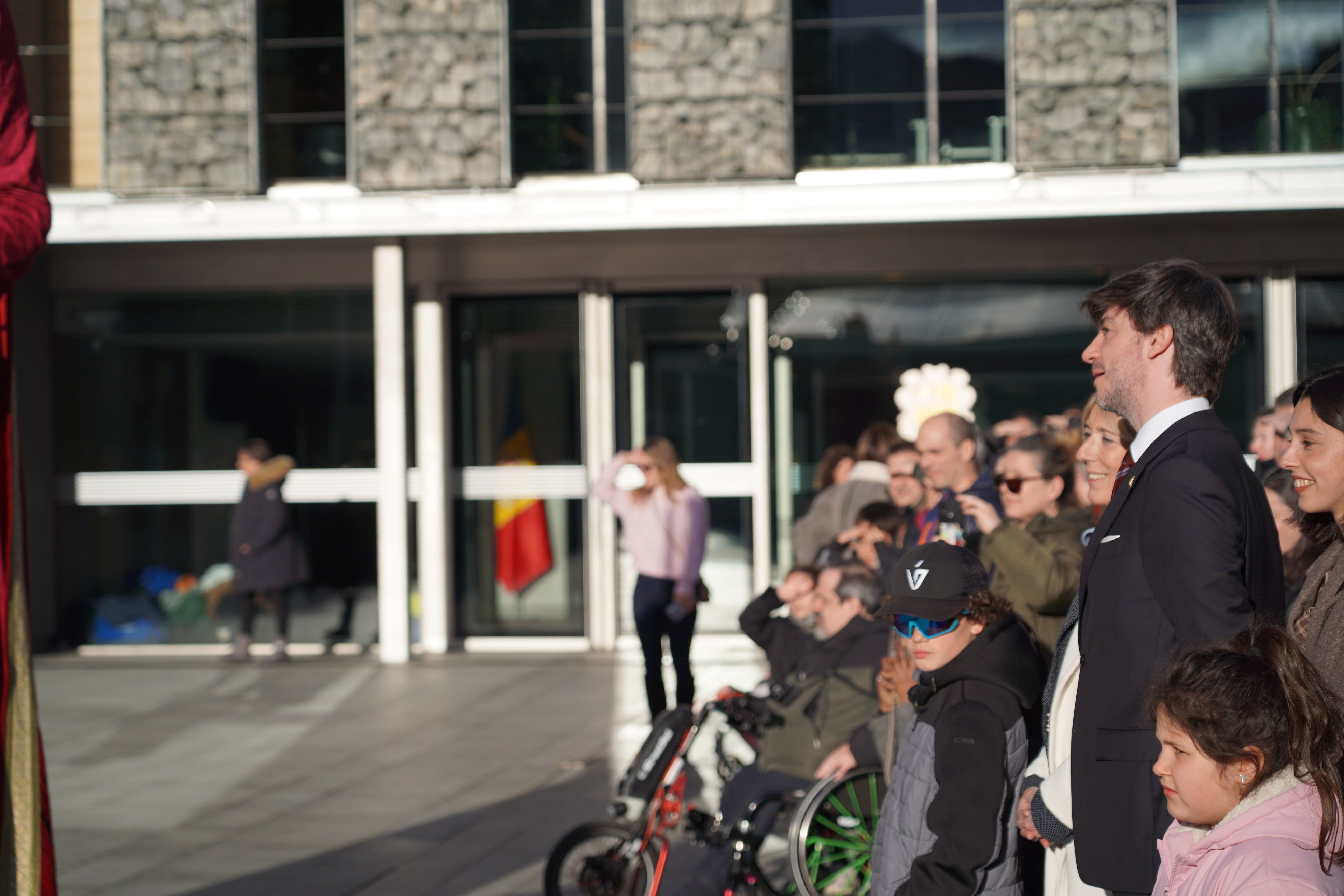 Autoritats i altres assistents a la plaça.