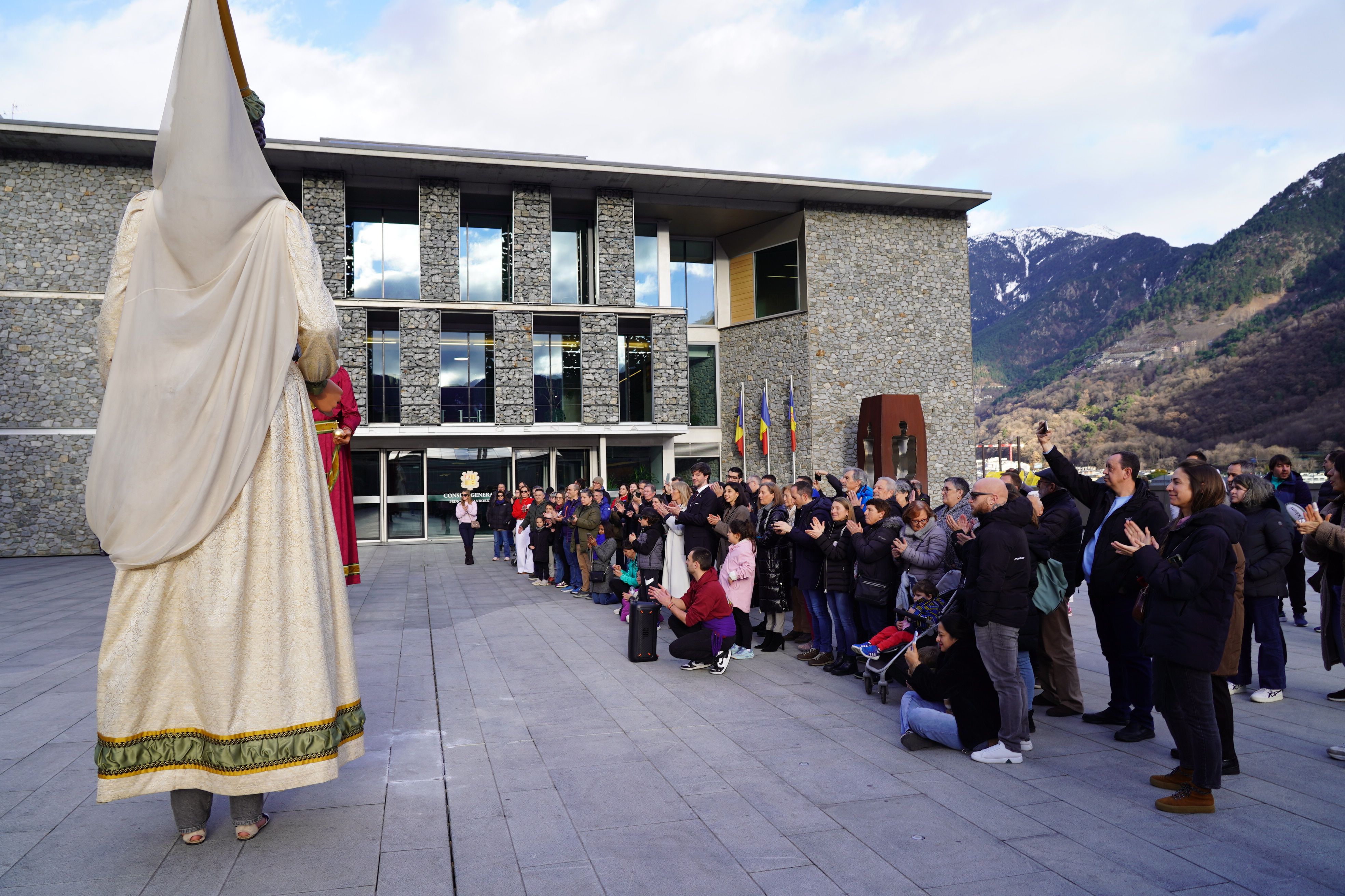 El públic presencia el ball.