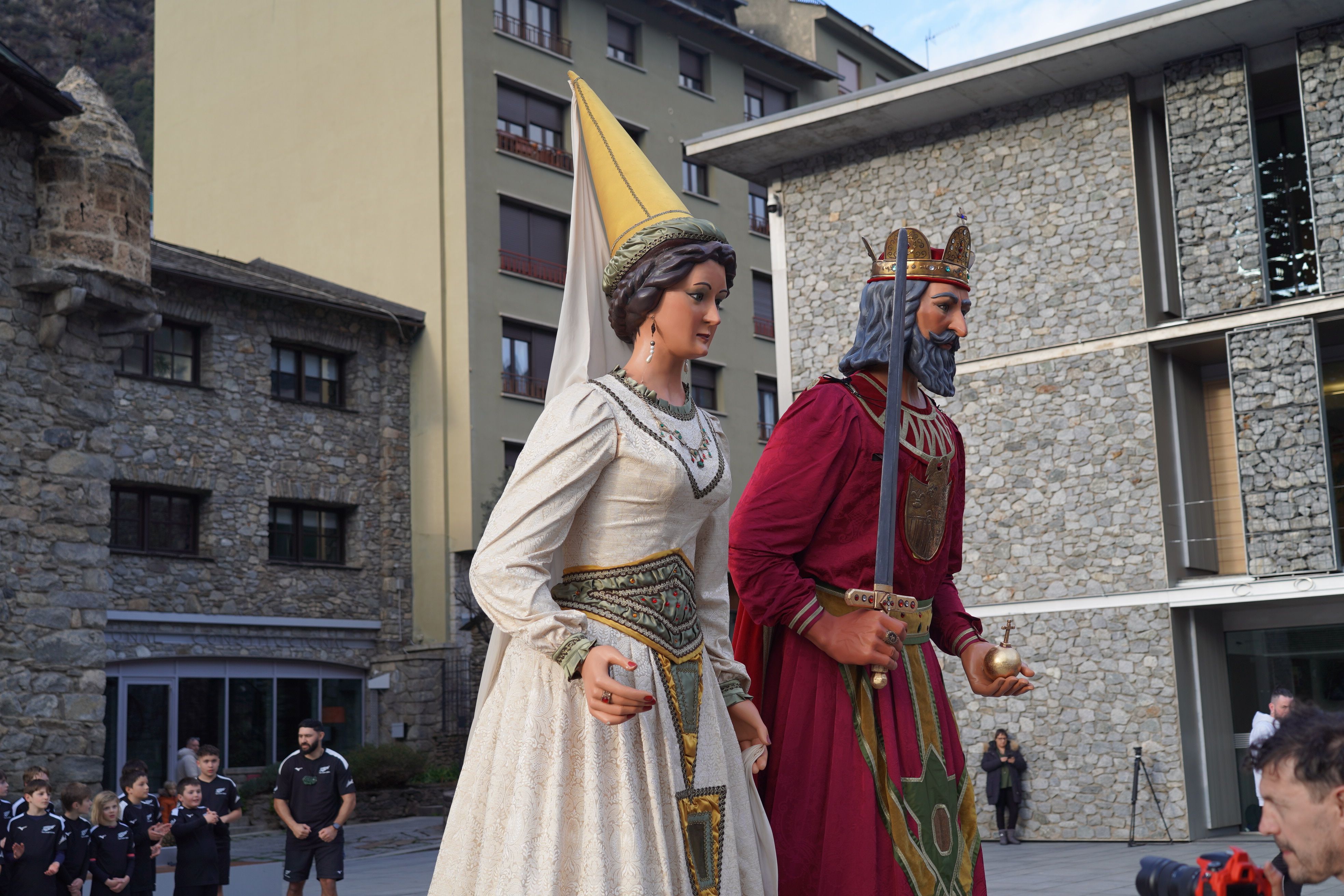 Els gegants saluden en acabar l’exhibició.