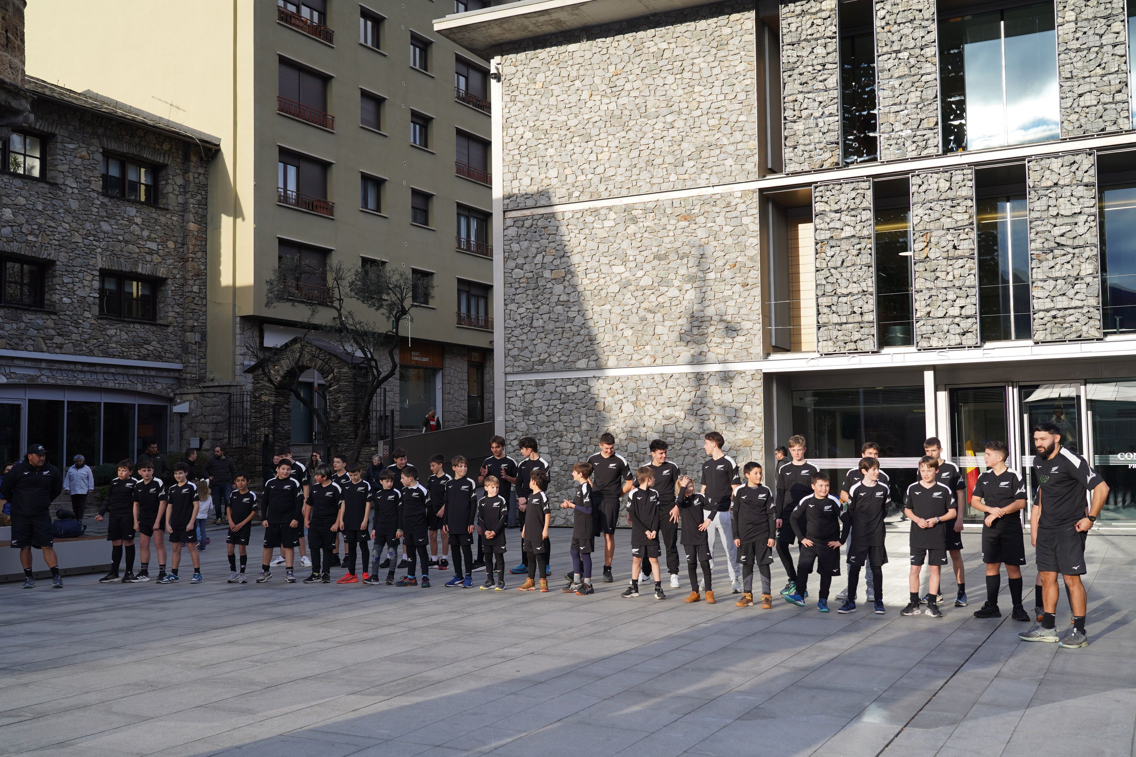 Els joves esperant el moment final de ‘haka’.