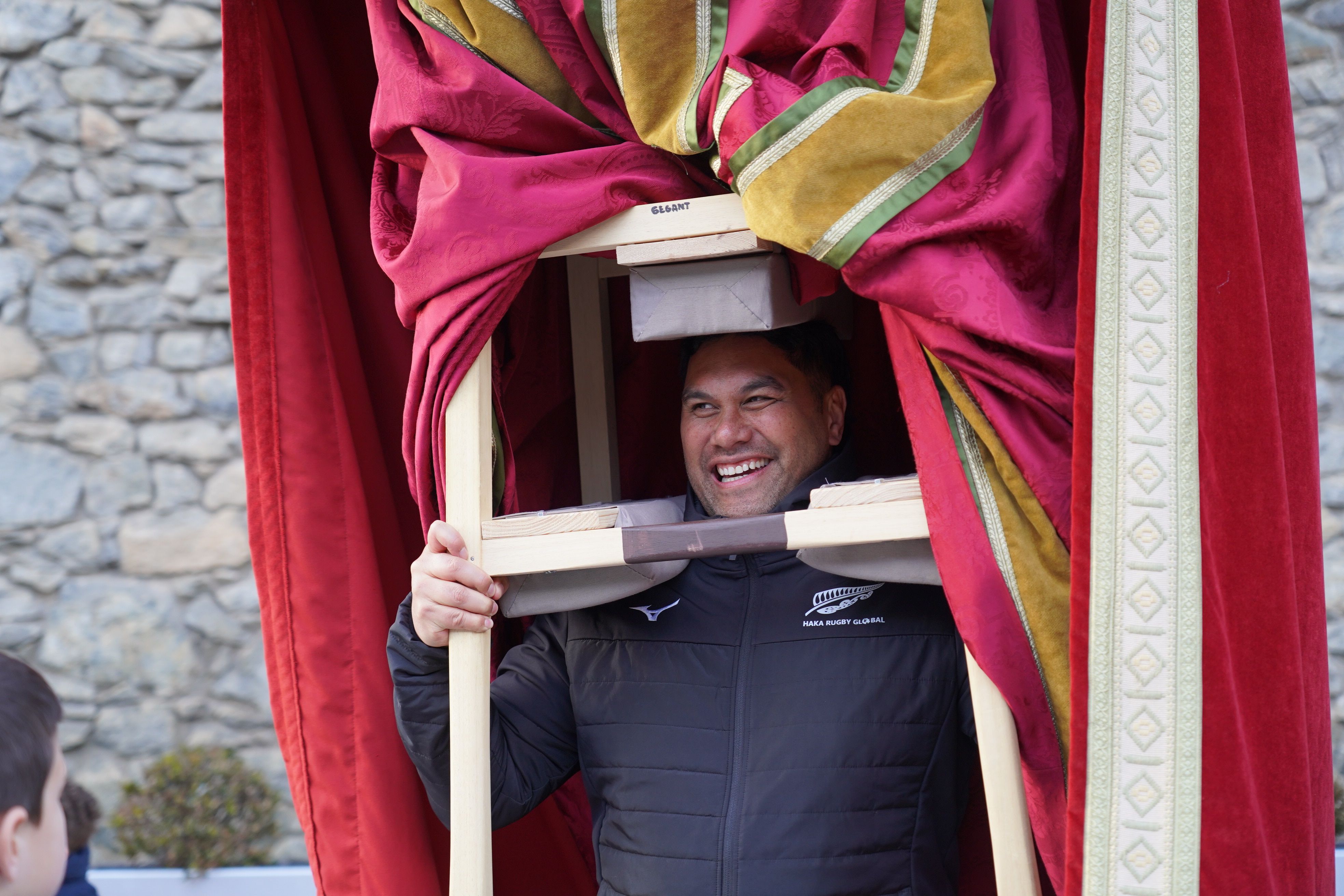 Un dels dos monitors mira de carregar un dels gegants.