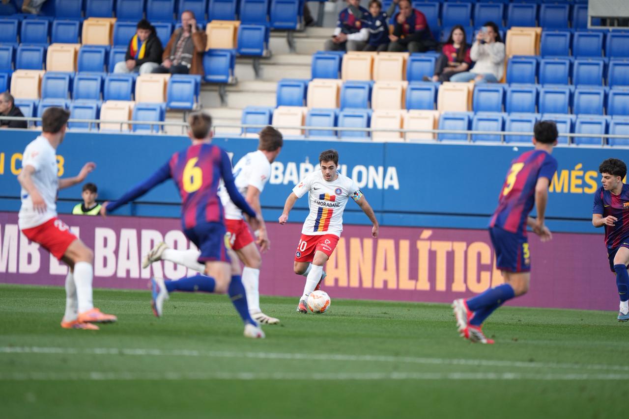 Martí Vilà, controlant la pilota a l'estadi Johan Cruyff davant el filial blaugrana. Martí Vilà, controlant la pilota a l'estadi Johan Cruyff davant el filial blaugrana.