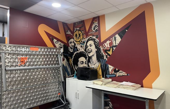 Interior de l'espai jove i el nou mural.