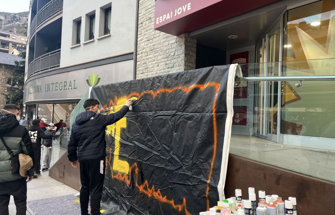 Les joves durant l'activitat de grafitis.