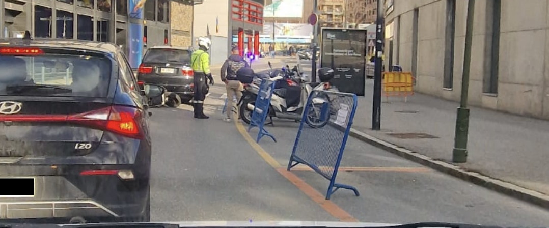 Accident entre un turisme i una moto a la baixada del molí.