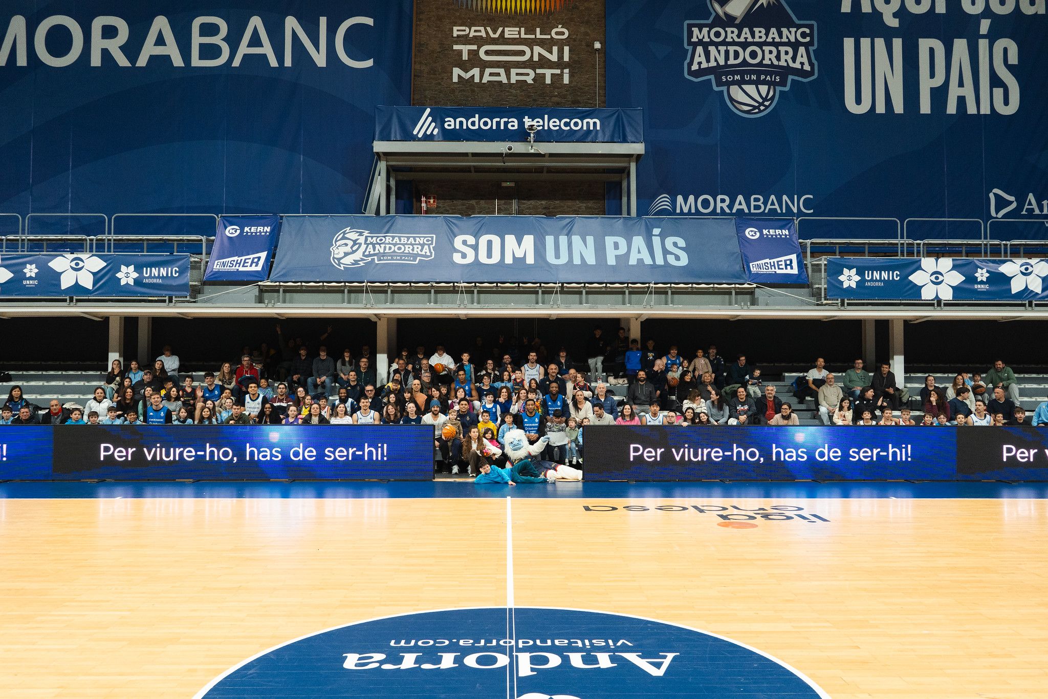 Una foto de grup de jugadors, tècnics i assistents a l'entrenament. La portaveu del Sindicat, Rebeca Bonache.