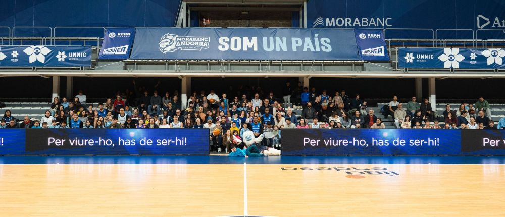 Una foto de grup de jugadors, tècnics i assistents a l'entrenament.