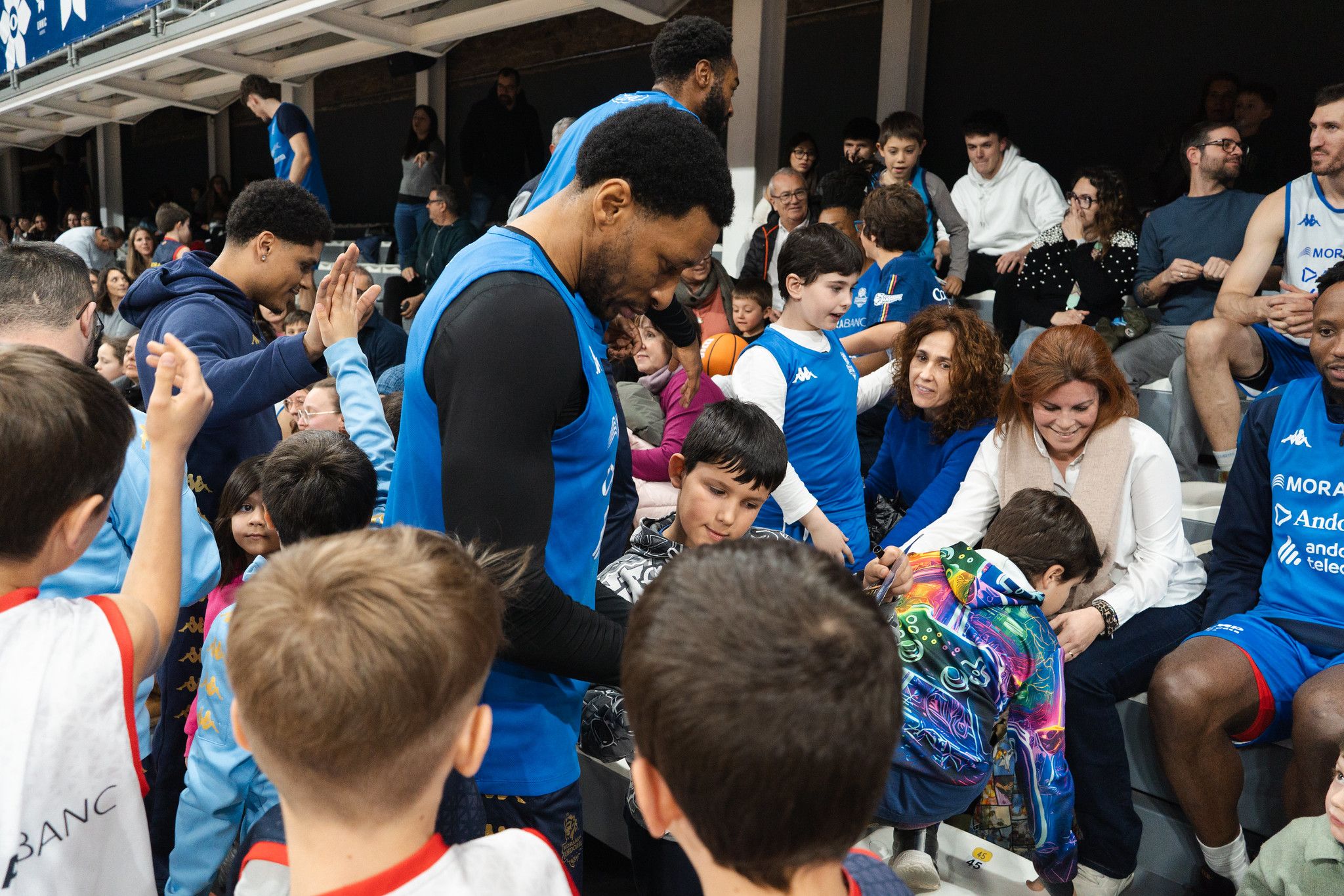 Okoye entra la canalla repartint signaures. 