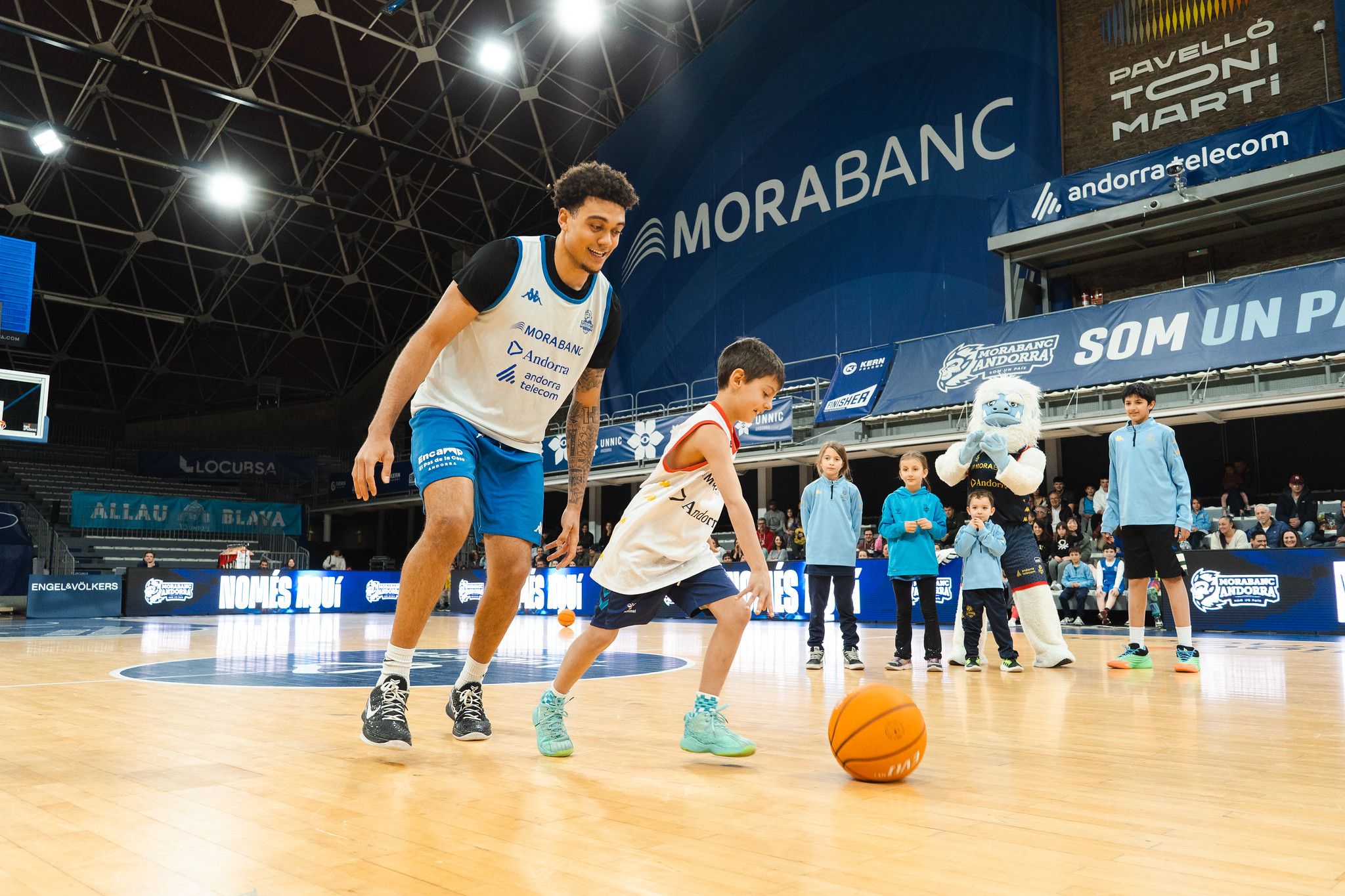 McKoy perseguint un dels assistents a l'entrenament.