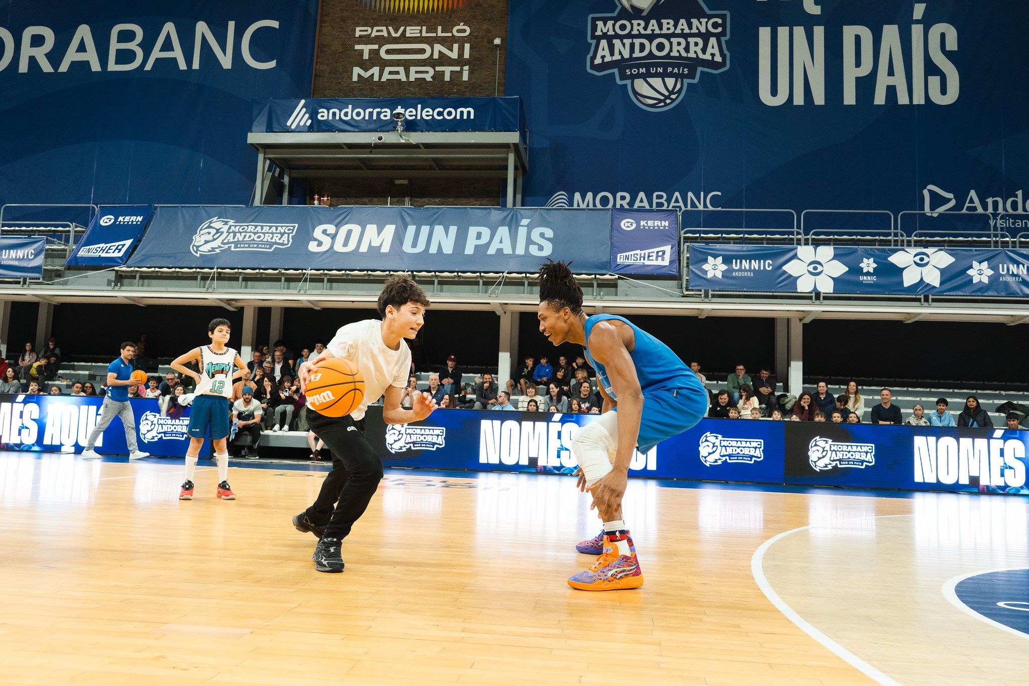 Un dels assistents a l'entrenament defensat per Yves Pons. 