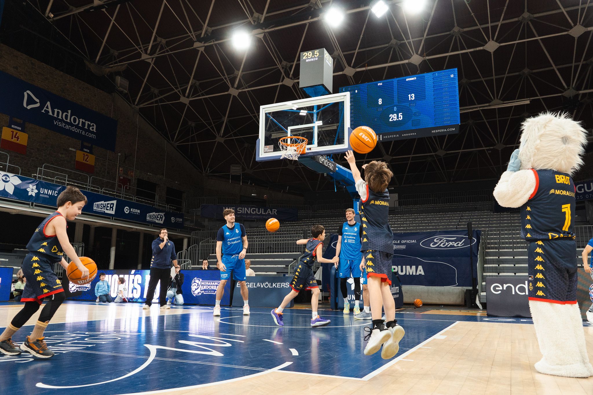 La quitxalla tirant a cistella entre jugadors del MoraBanc. 