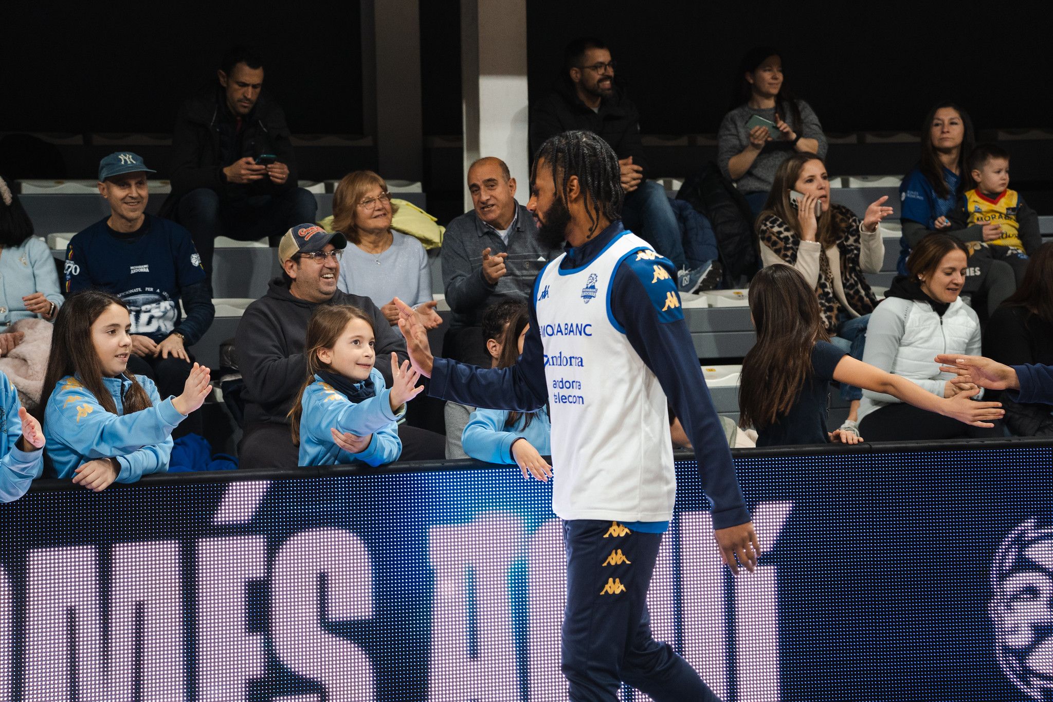 Els jugadors accedint a la pista.