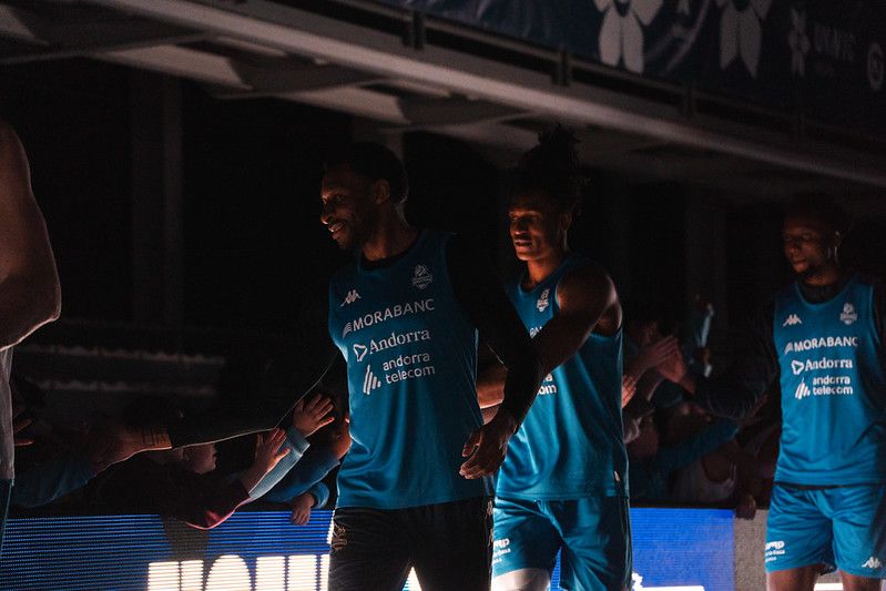 Els jugadors accedint a la pista.