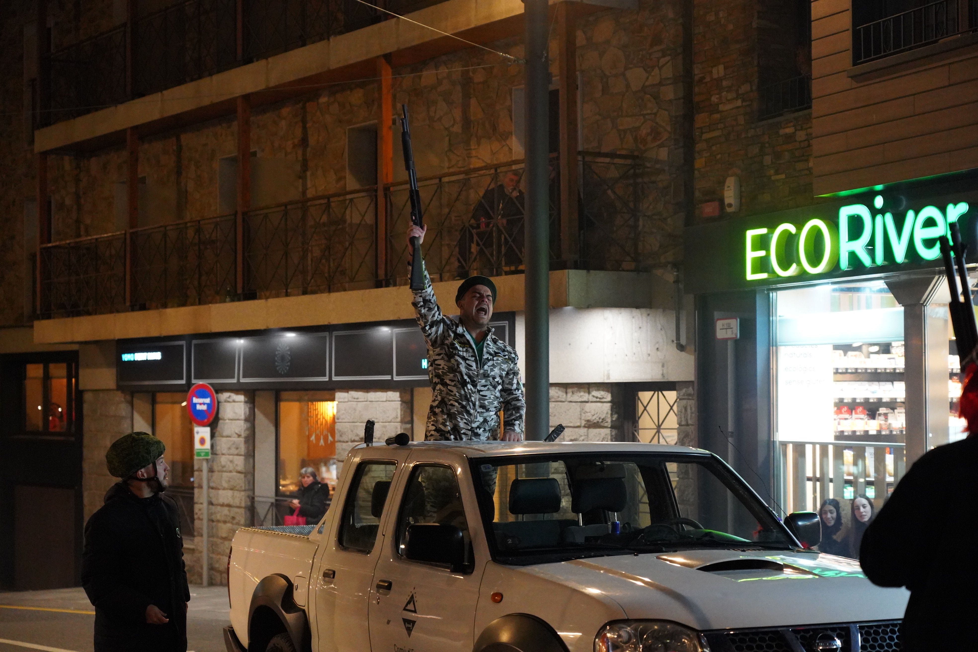El 'caporal' donant ordres a la 'tropa'. El 'caporal' donant ordres a la 'tropa'.