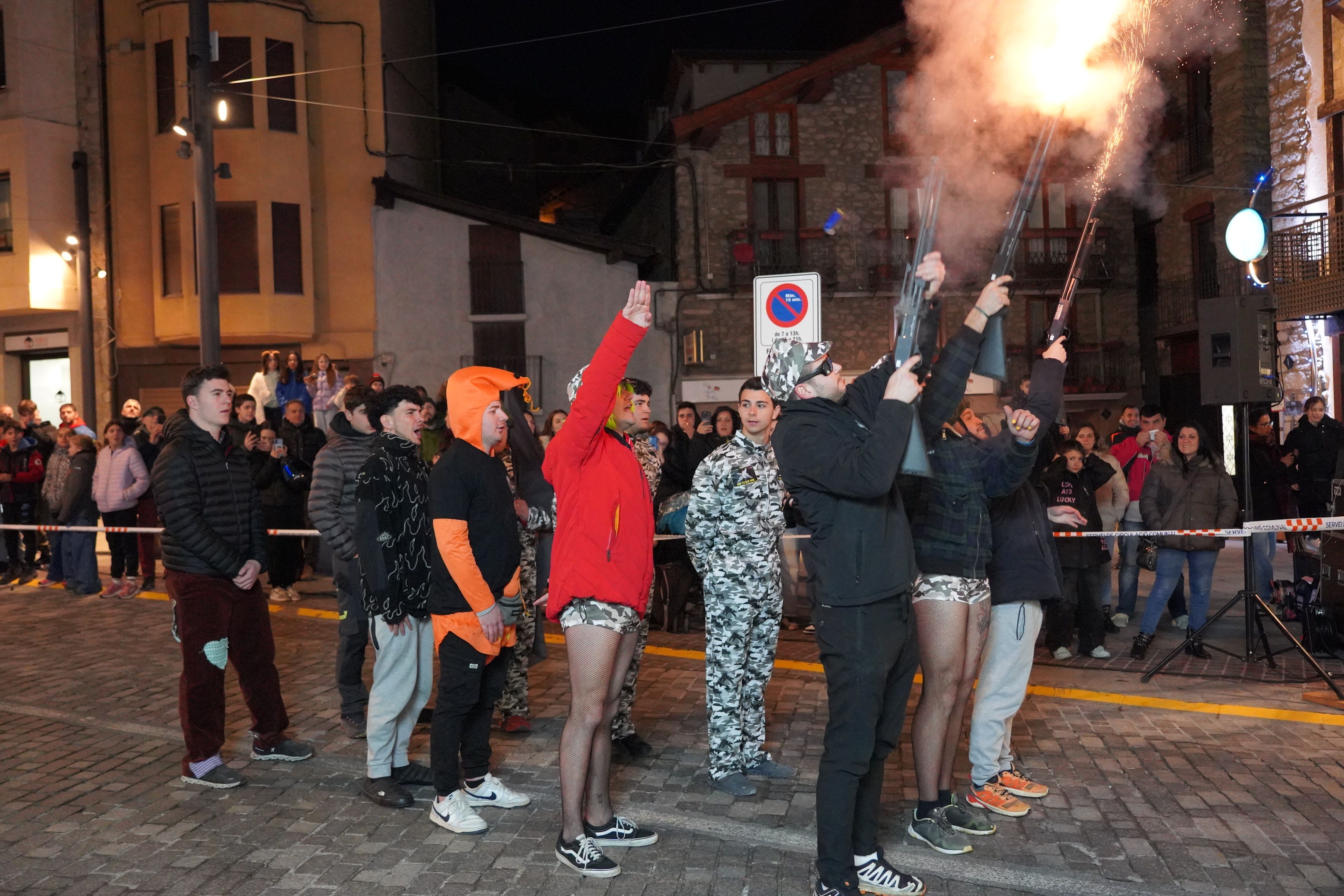 Els joves disposats a trobar el lladre. Els joves disposats a trobar el lladre.