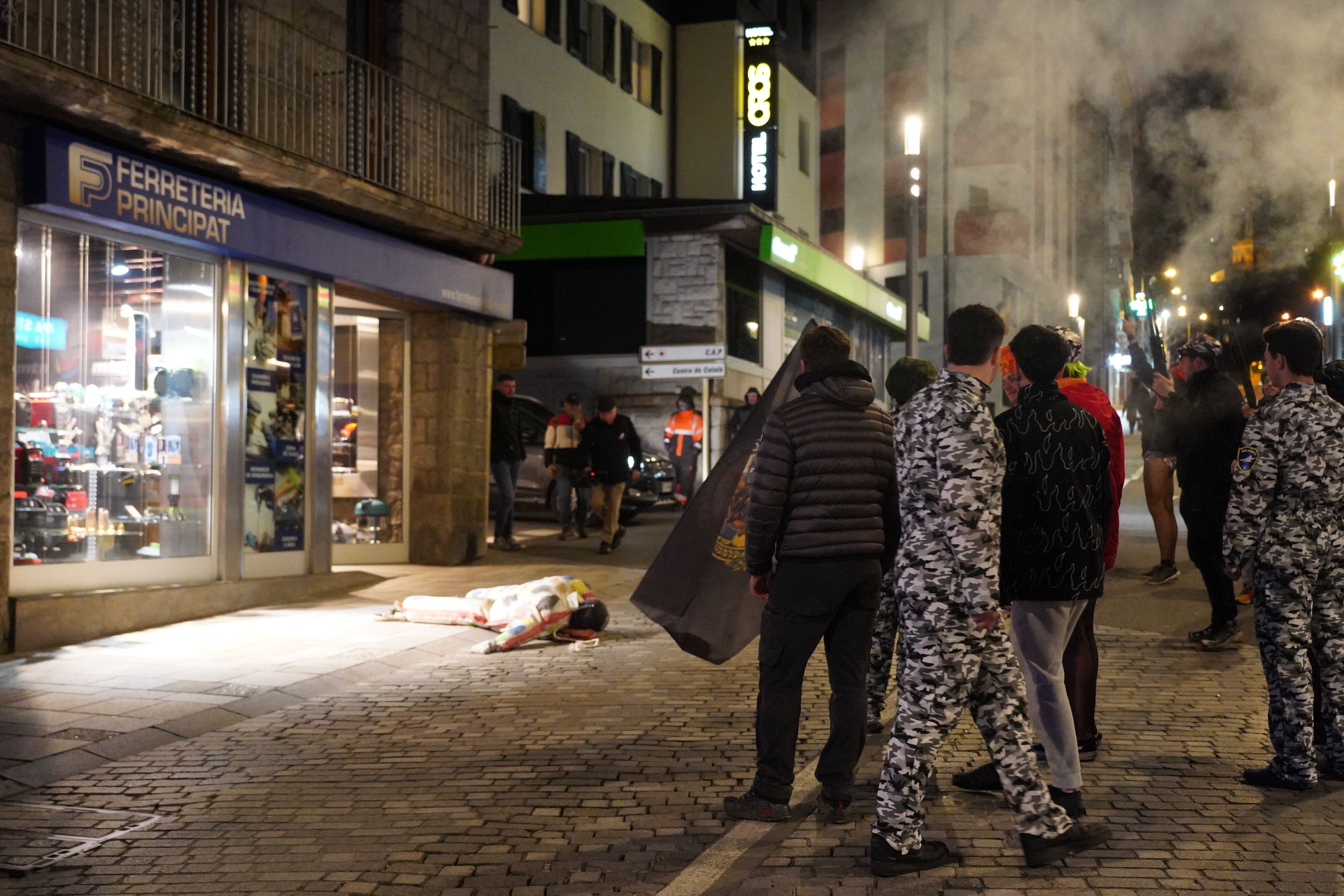 L'arlequí intrús, ja 'de morros' a terra. L'arlequí intrús, ja 'de morros' a terra.