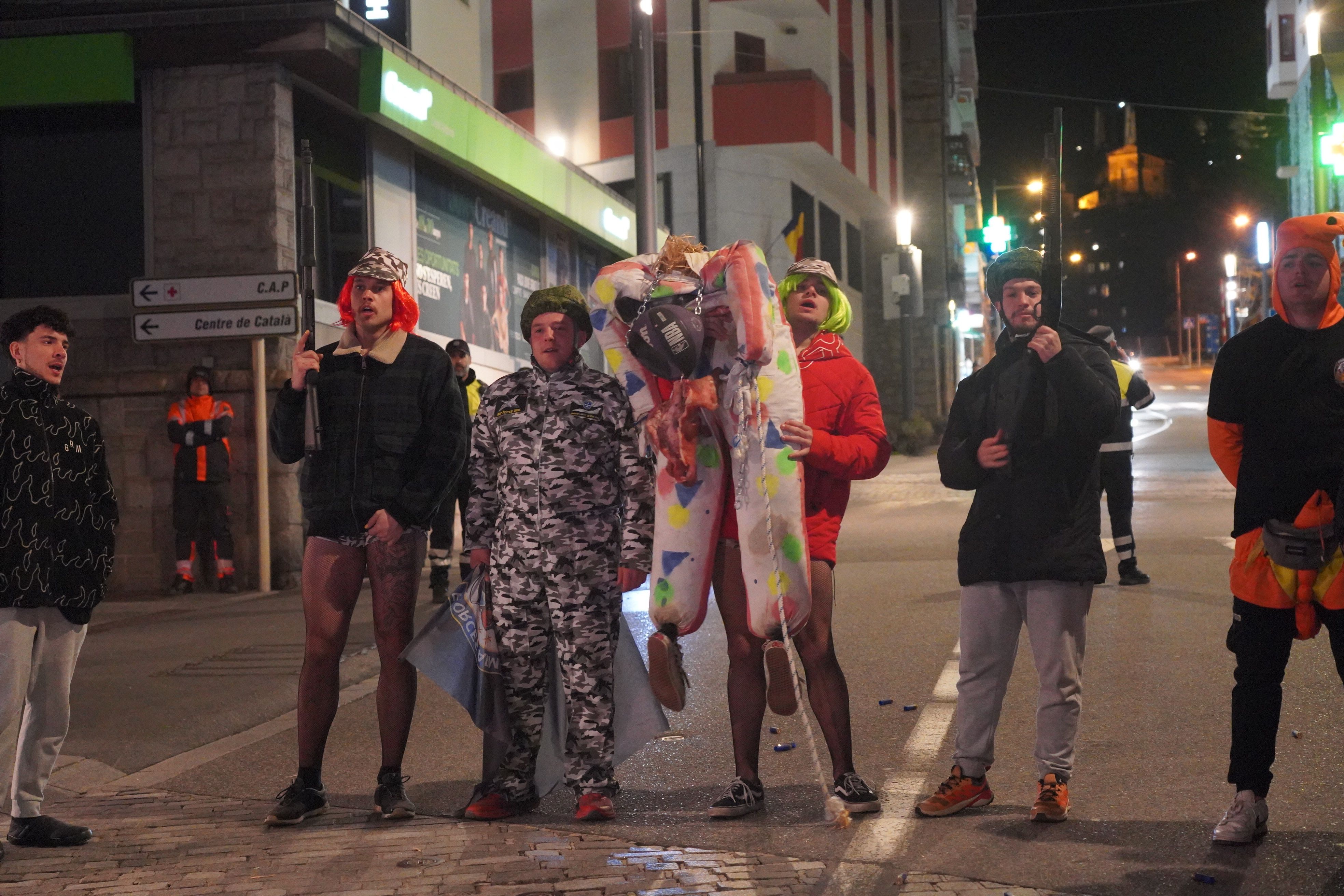 Un cop abatut, els comissionats presumeixen la seva troballa. Un cop abatut, els comissionats presumeixen la seva troballa.