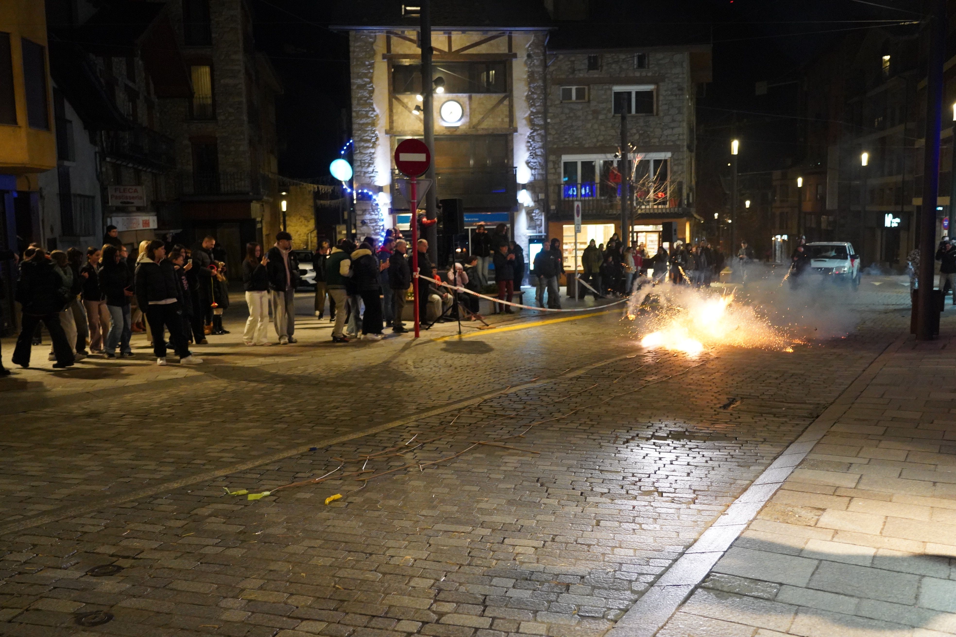 La tradicional traca final, després de cada acte. La tradicional traca final, després de cada acte.