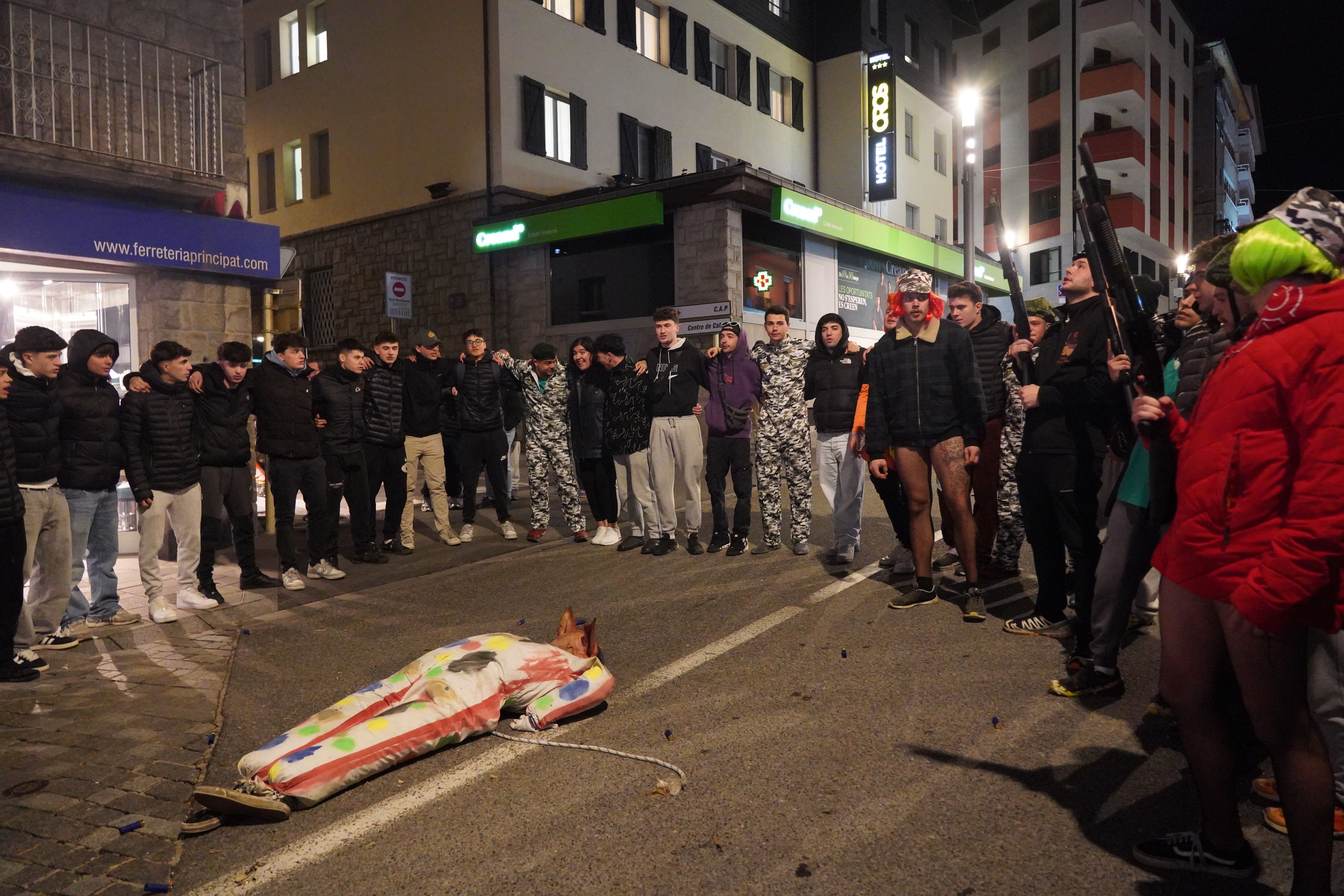 Els joves al voltant de l'intrús. Els joves al voltant de l'intrús.