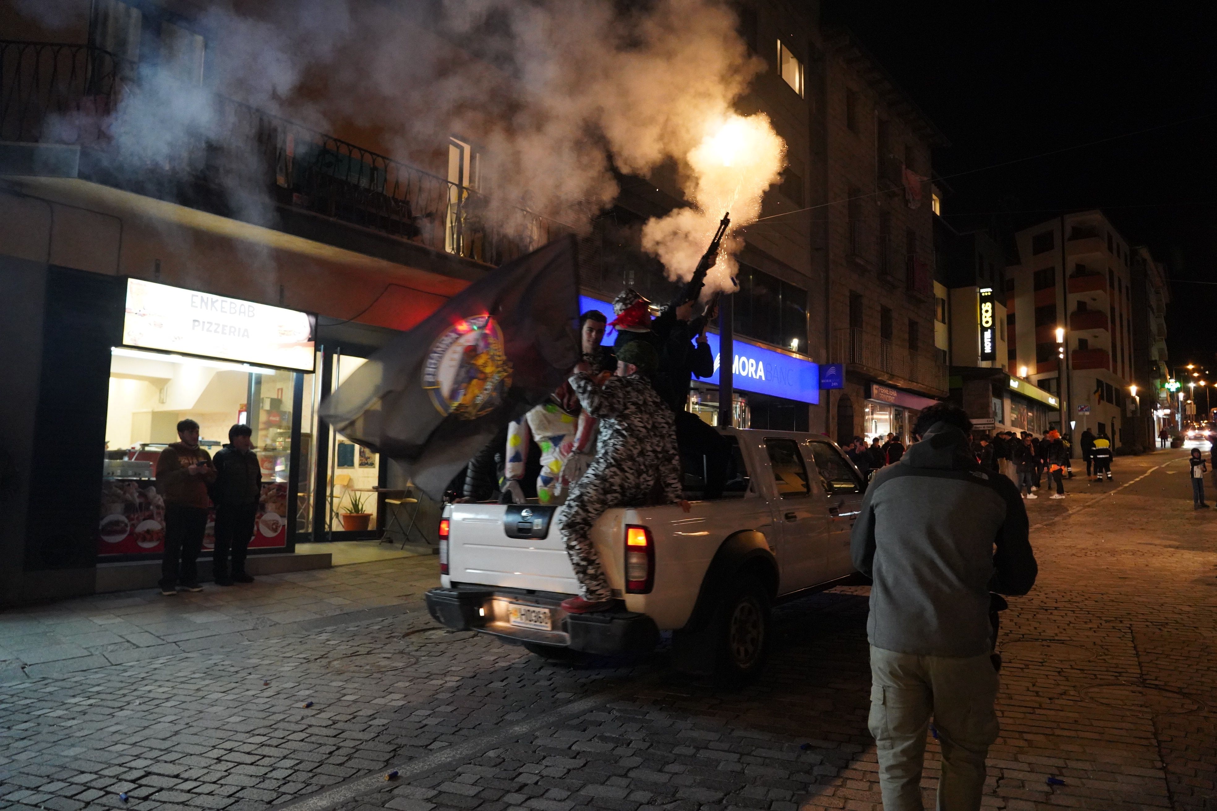 Finalment, s'emporten el Carnestoltes cap a la taula d'operacions. Finalment, s'emporten el Carnestoltes cap a la taula d'operacions.