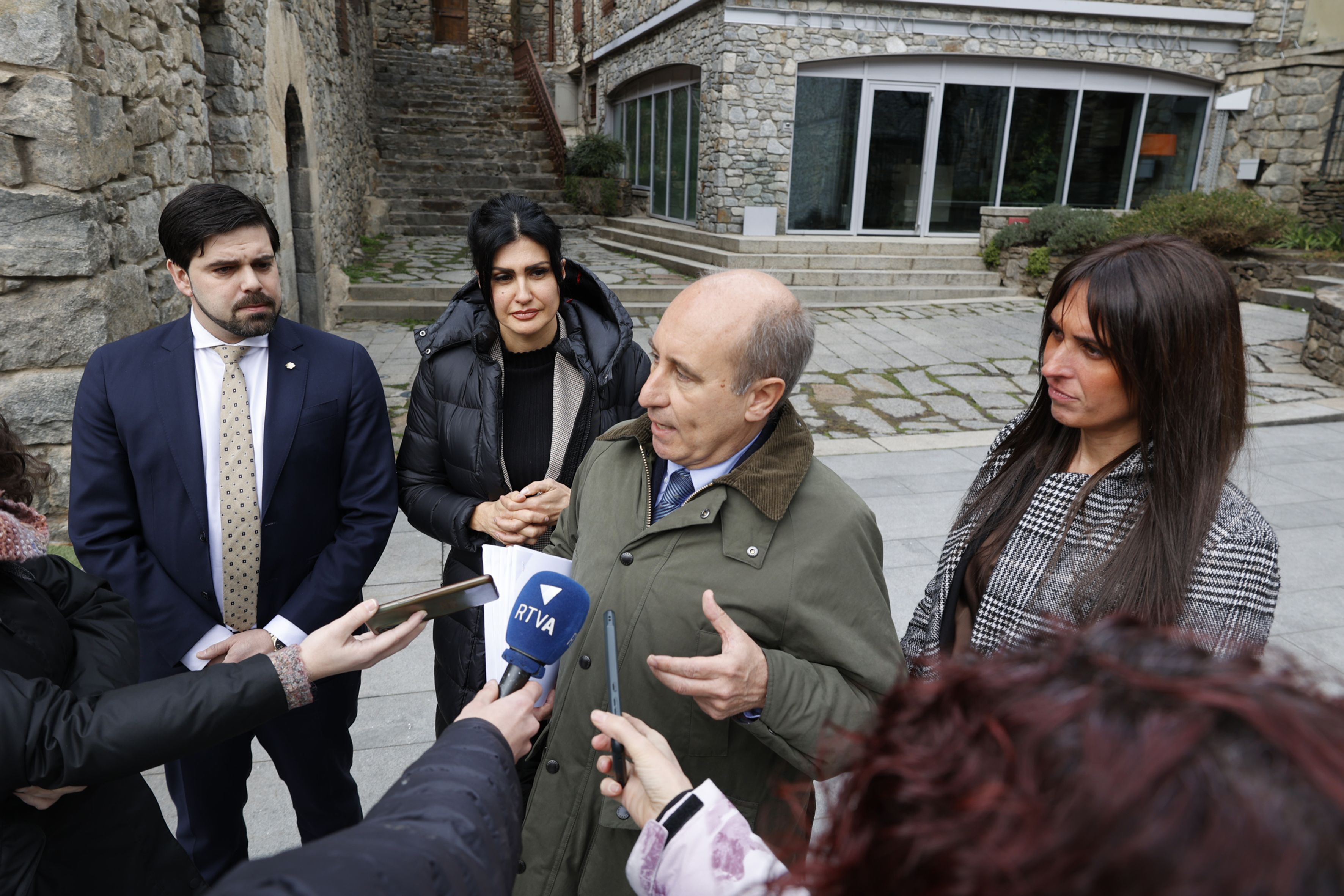 Els membres d'Andorra Endavant donant explicacions de les seves pretensions legítimes de transparència.