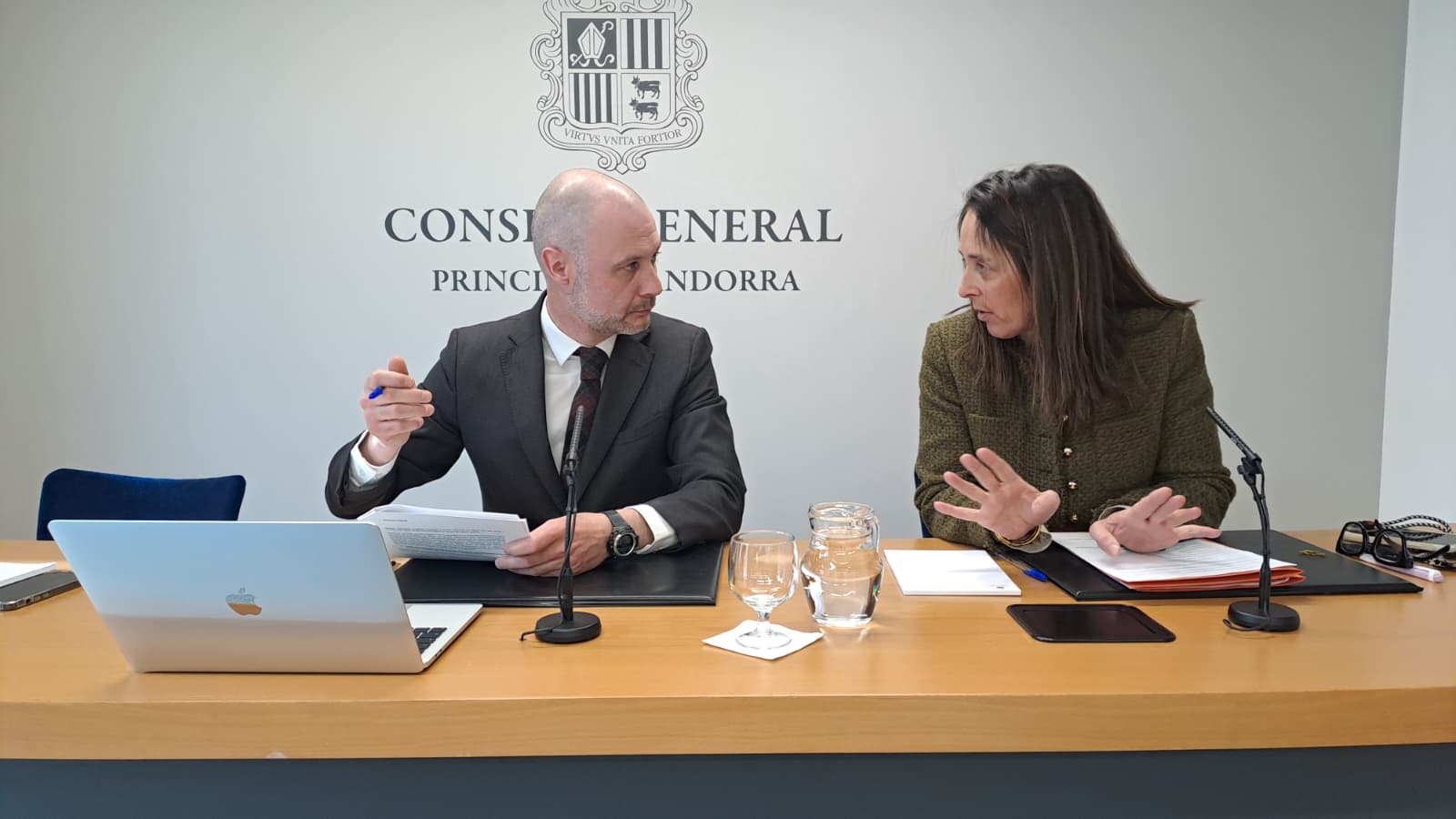 Jordi Casadevall i Gemma Riba han presentat les conclusions de la comissió. Jordi Casadevall i Gemma Riba han presentat les conclusions de la comissió.