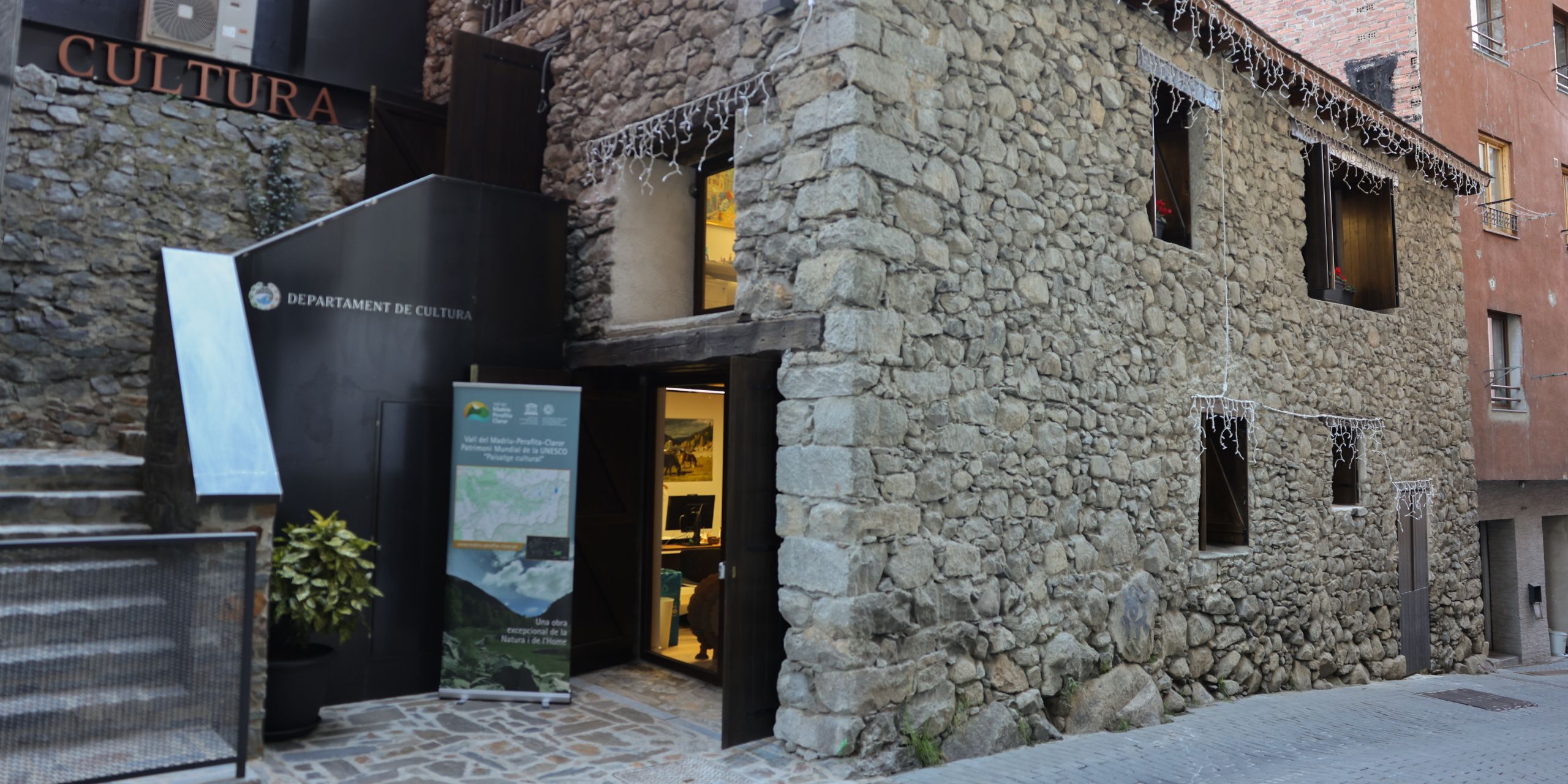 Entrada al nou centre d'atenció als visitants de la Val del Madriu.