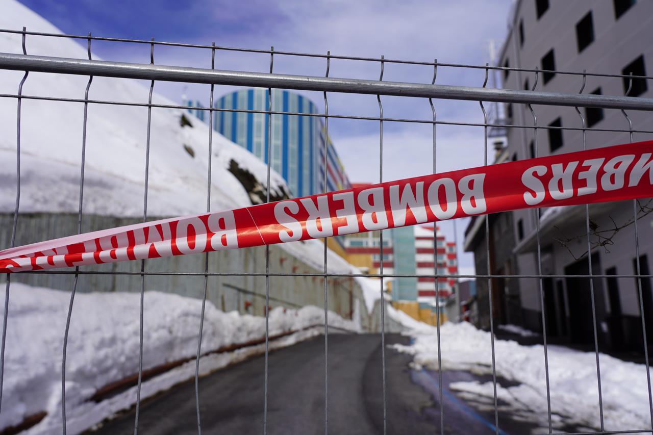 El carrer amb el pas tancat aquest matí.