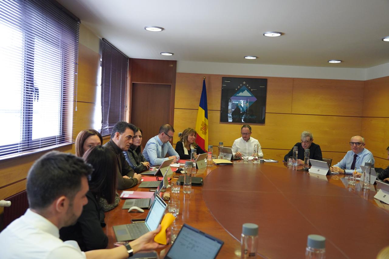 El consell de ministres, reunits a la sala de l'edifici comunal del Pas.