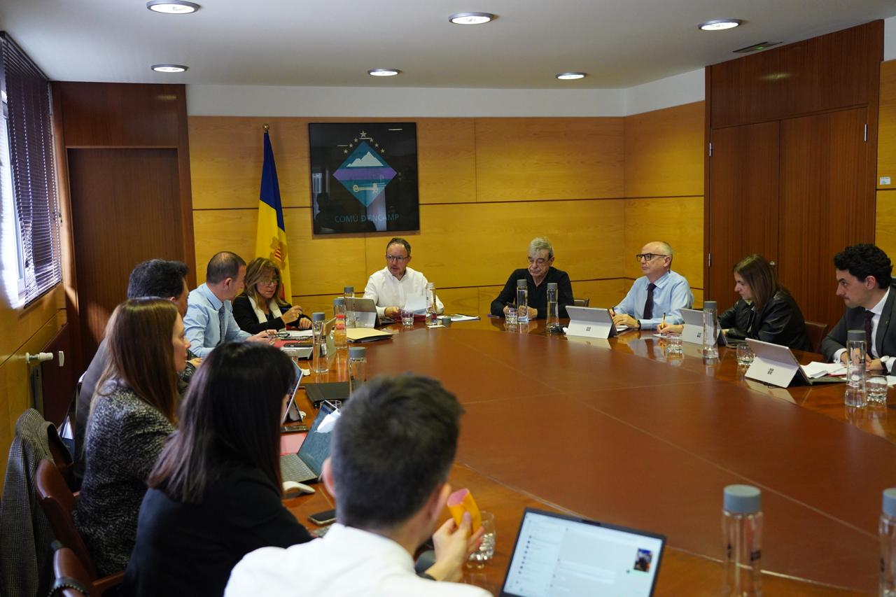 El consell de ministres, reunits a la sala de l'edifici comunal del Pas. El consell de ministres, reunits a la sala de l'edifici comunal del Pas.