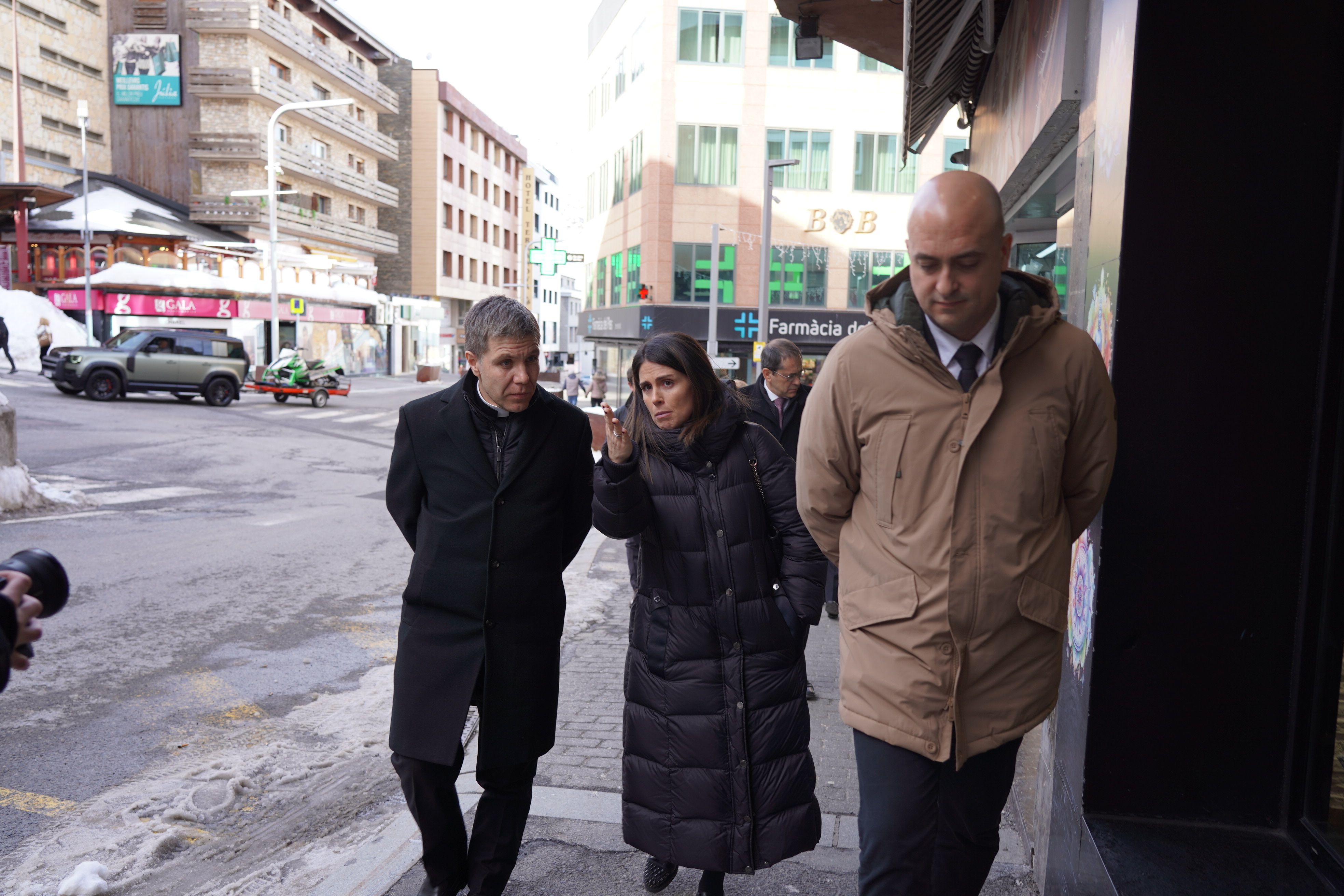 El bisbe episcopal amb els cònsols d'Encamp durant la seva visita als comerços del Pas de la Casa. // A.G.