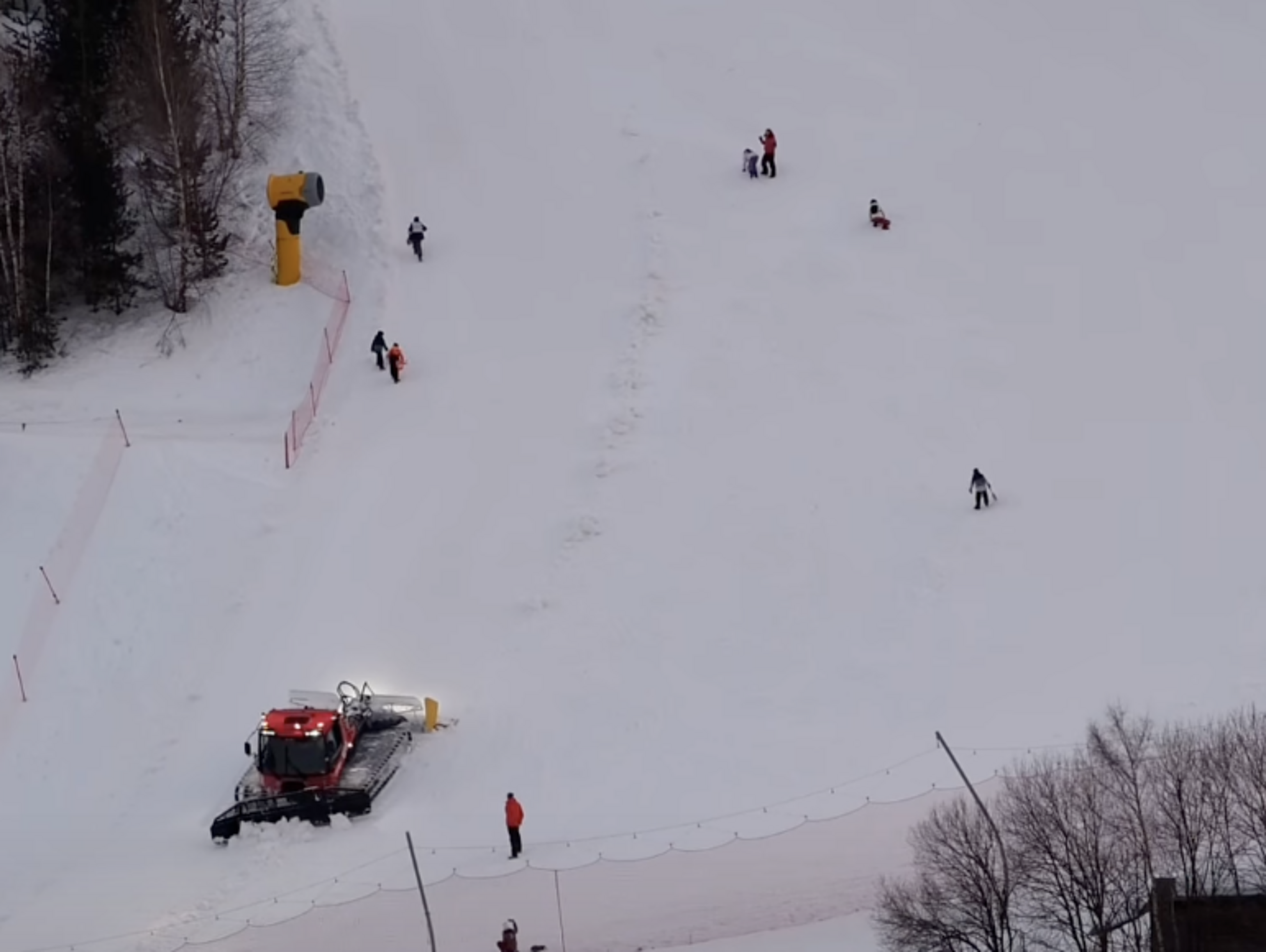 La màquina treballant enmig d'usuaris.
