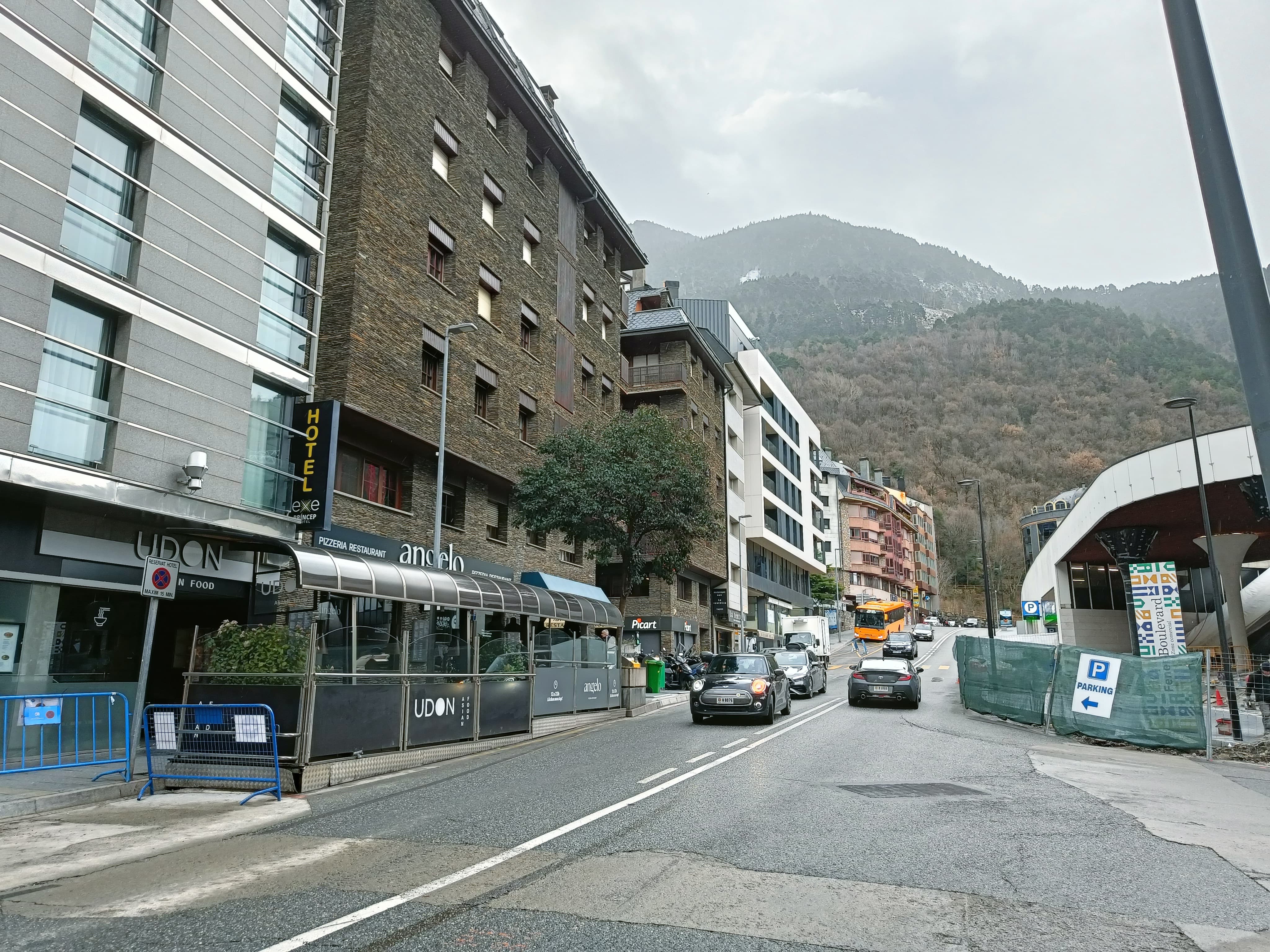 Vista del carrer de la Unió, on hi ha terrassaes, aparcaments, contenidors i parada de bus per reubicar.