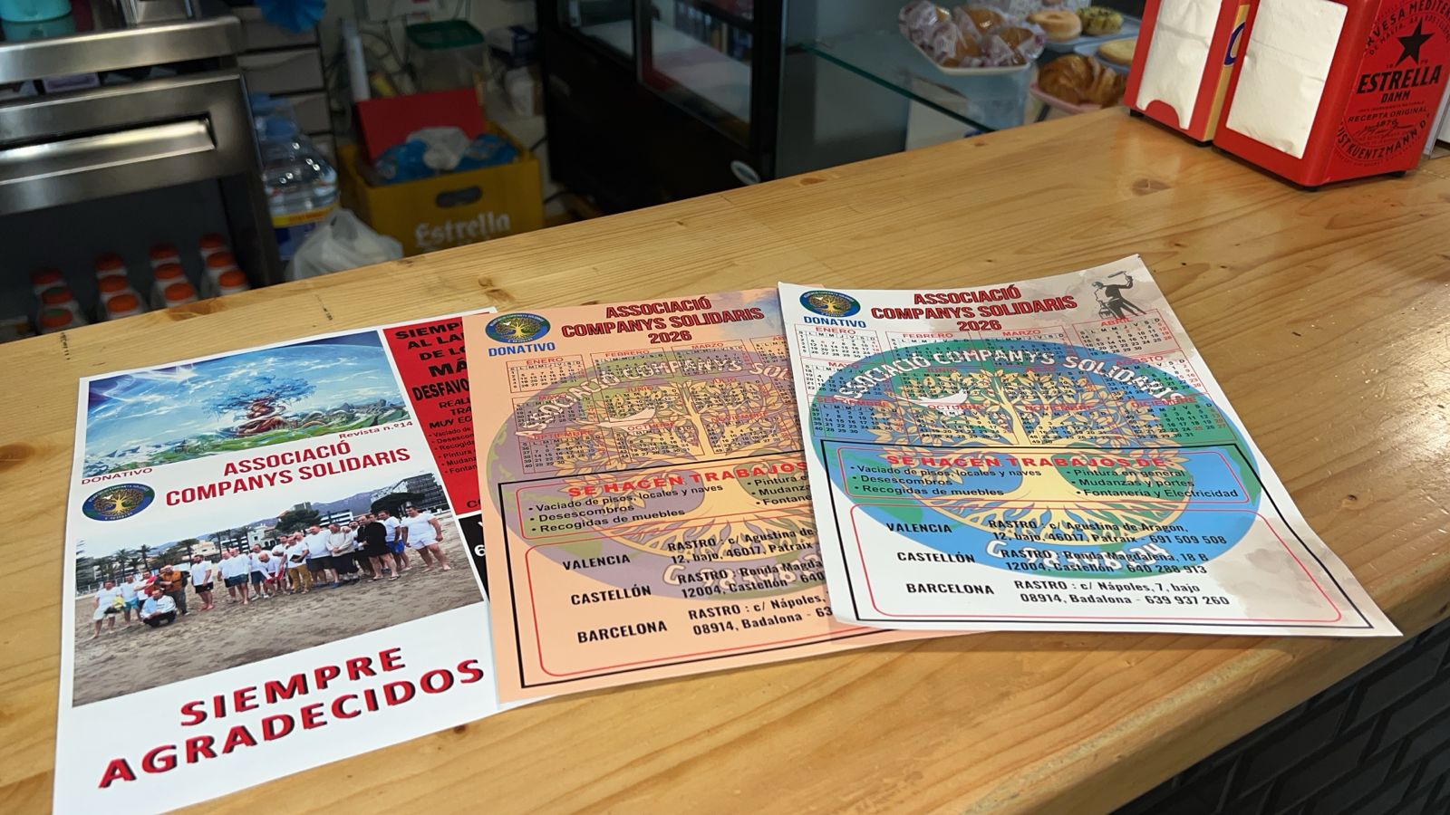 Algunes de les revistes i calendaris que estan oferint a canvi d'un donatiu. Algunes de les revistes i calendaris que estan oferint a canvi d'un donatiu.