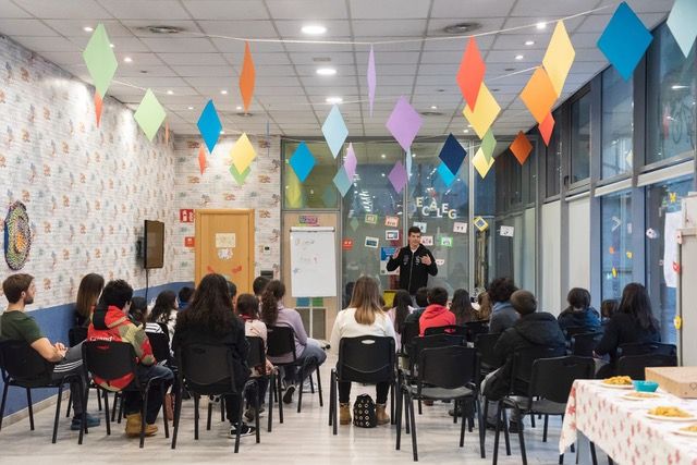 Roger Puig estrena el projecte ‘Experiència de vida’ del comú de Canillo amb una xerrada motivacional a joves del poble.