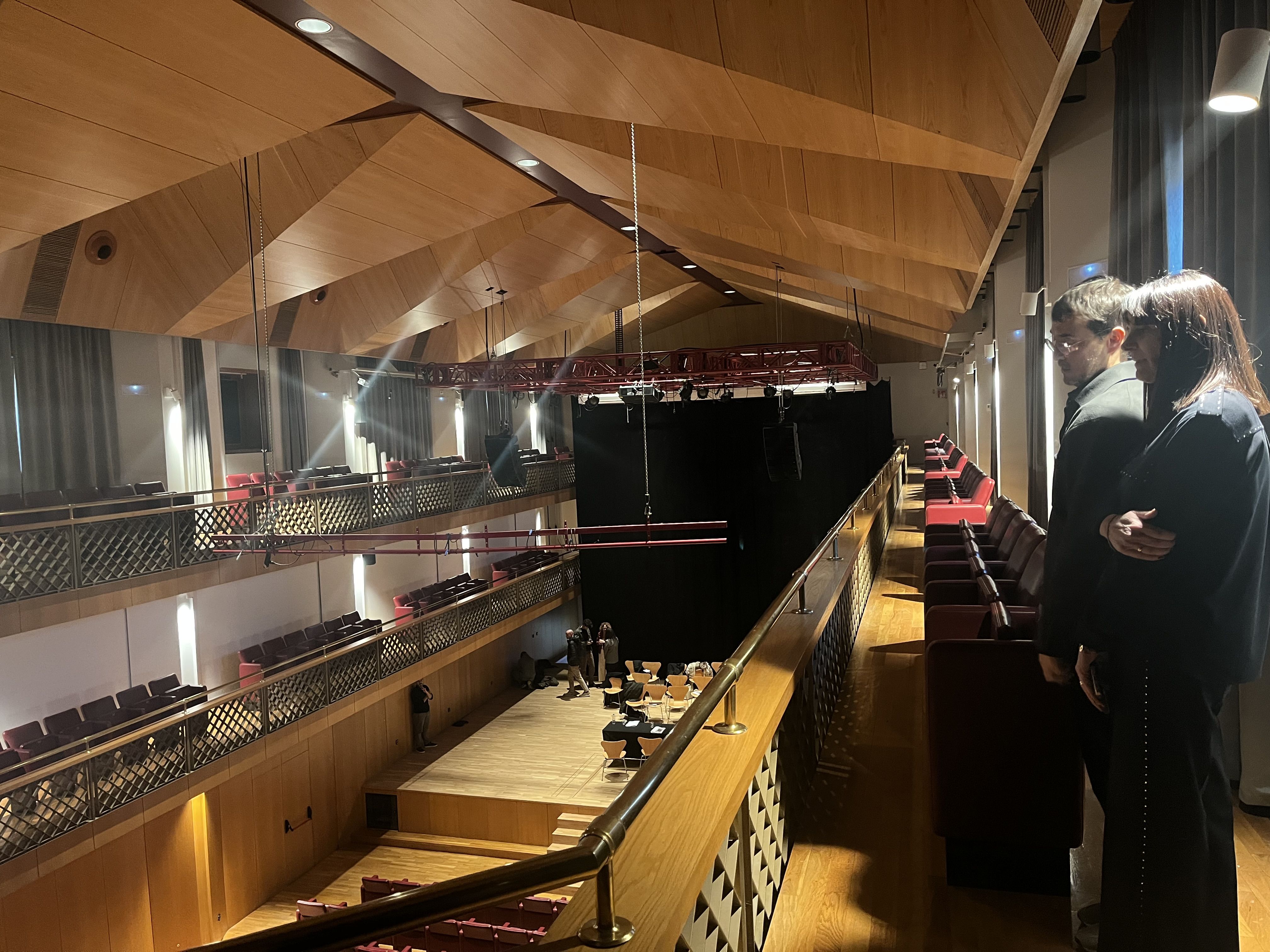 La Mònica Bonell, ministra de Cultura, Joventut i Esports • Joan-Marc Joval, director del Departament de Promoció Cultural, mirant l'auditori.