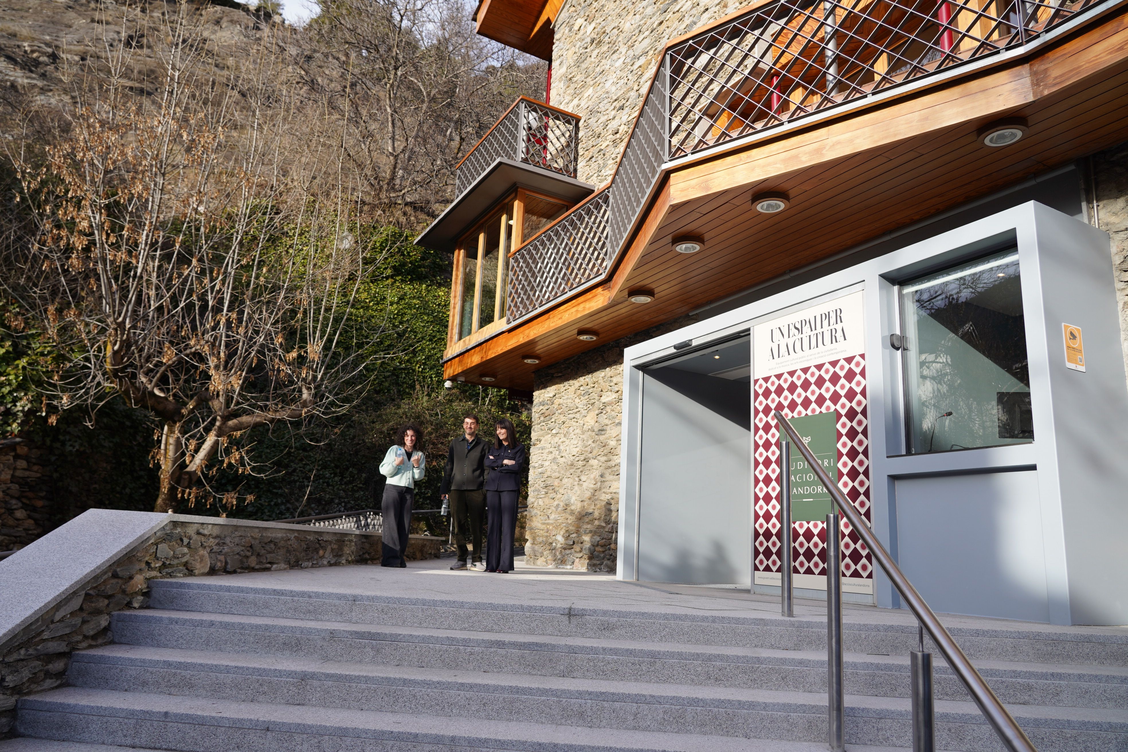 Entrada a l’auditori amb el paviment canviat.